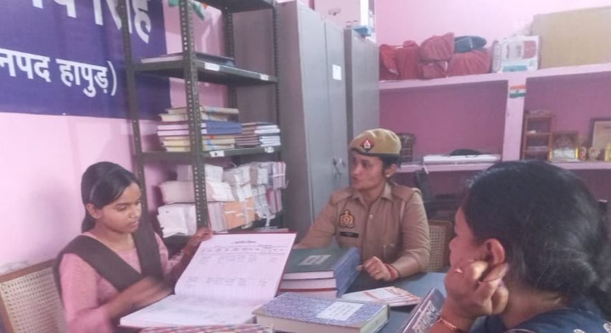 बहादुरगढ़ थाने में छात्राओं को जागरुक करतीं महिला उप निरीक्षक। स्रोत: पुलिस