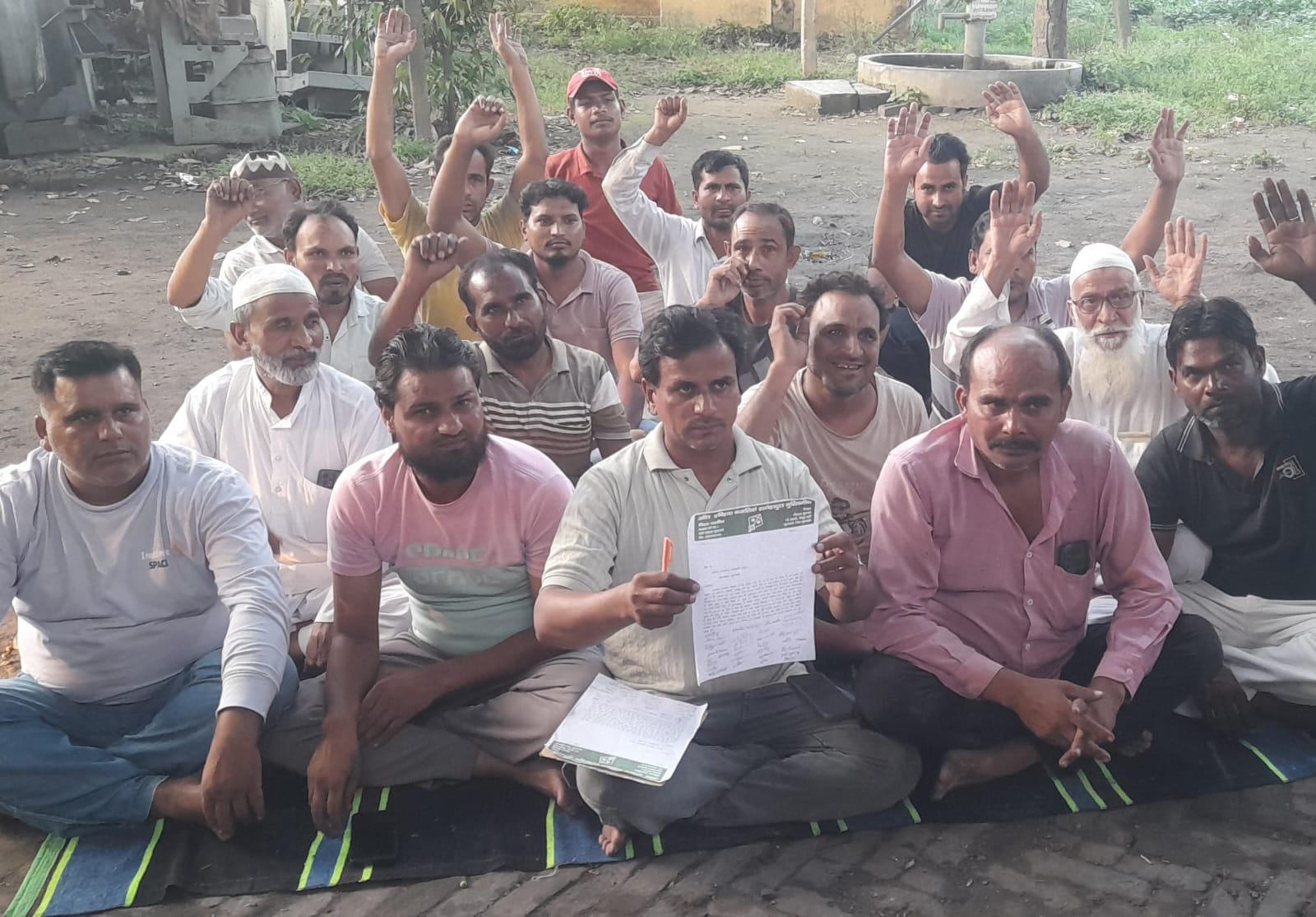 बिलारी तहसील में एसडीएम को ज्ञापन देते मोहल्ला वीरनगर के नागरिक-संवाद