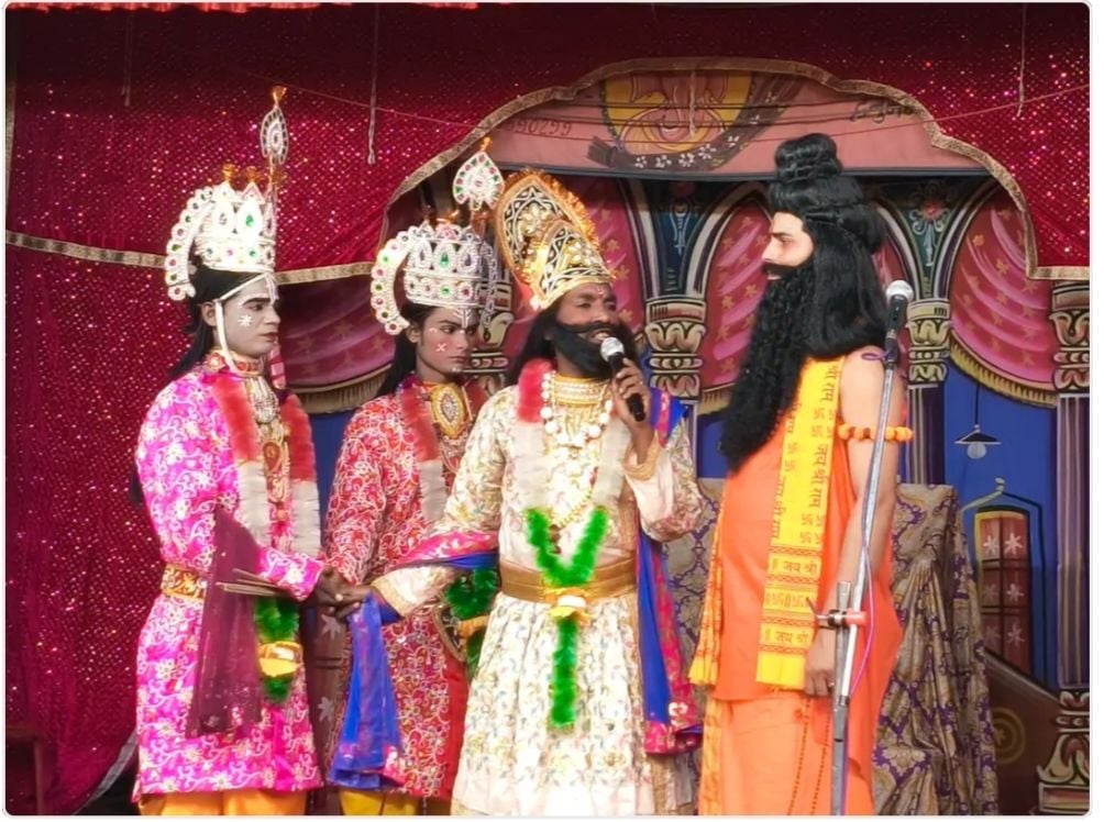 बिल्सी में रामलीला का मंचन करते कलाकार। संवाद