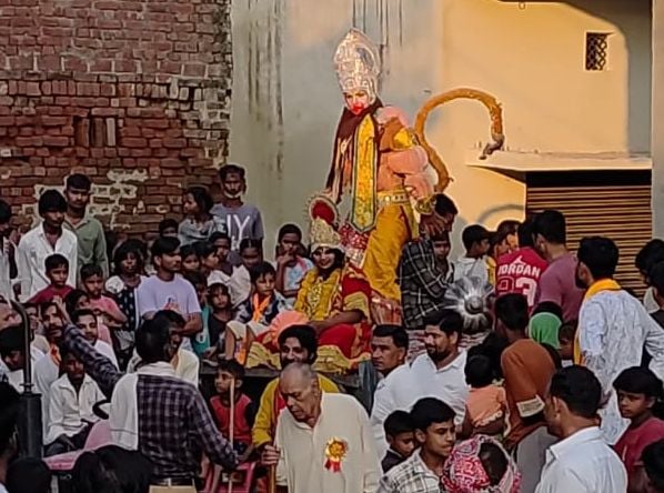 बिल्सी में रामलीला का मंचन करते कलाकार। संवाद