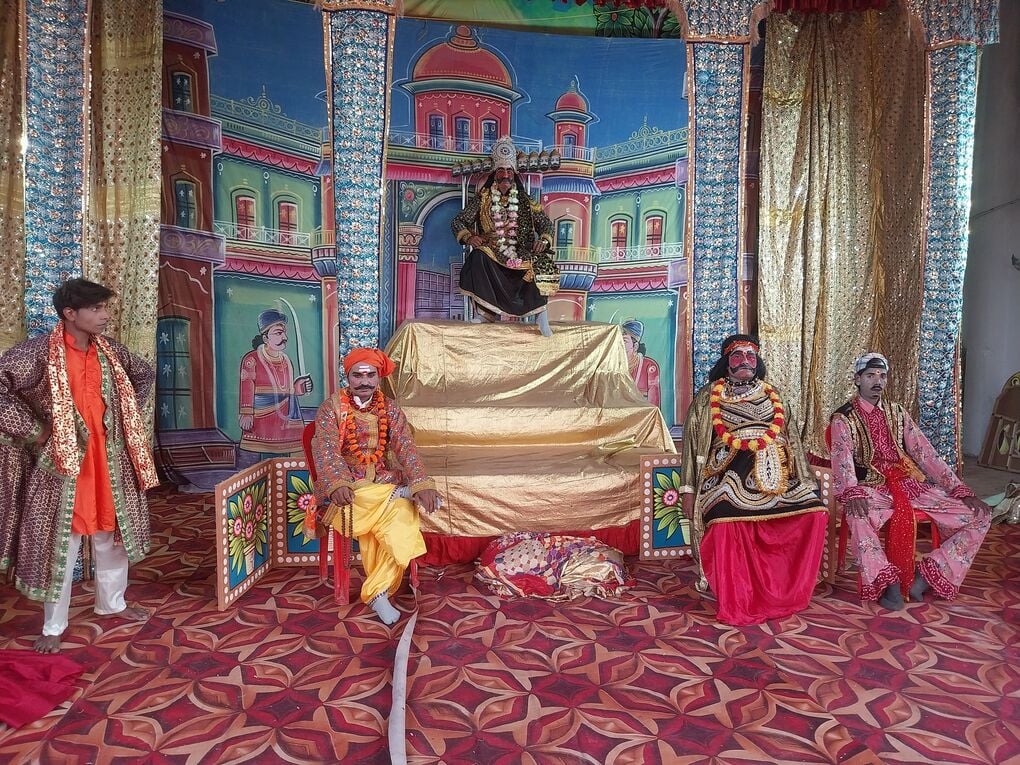 बिल्सी में रामलीला का मंचन करते कलाकार। संवाद