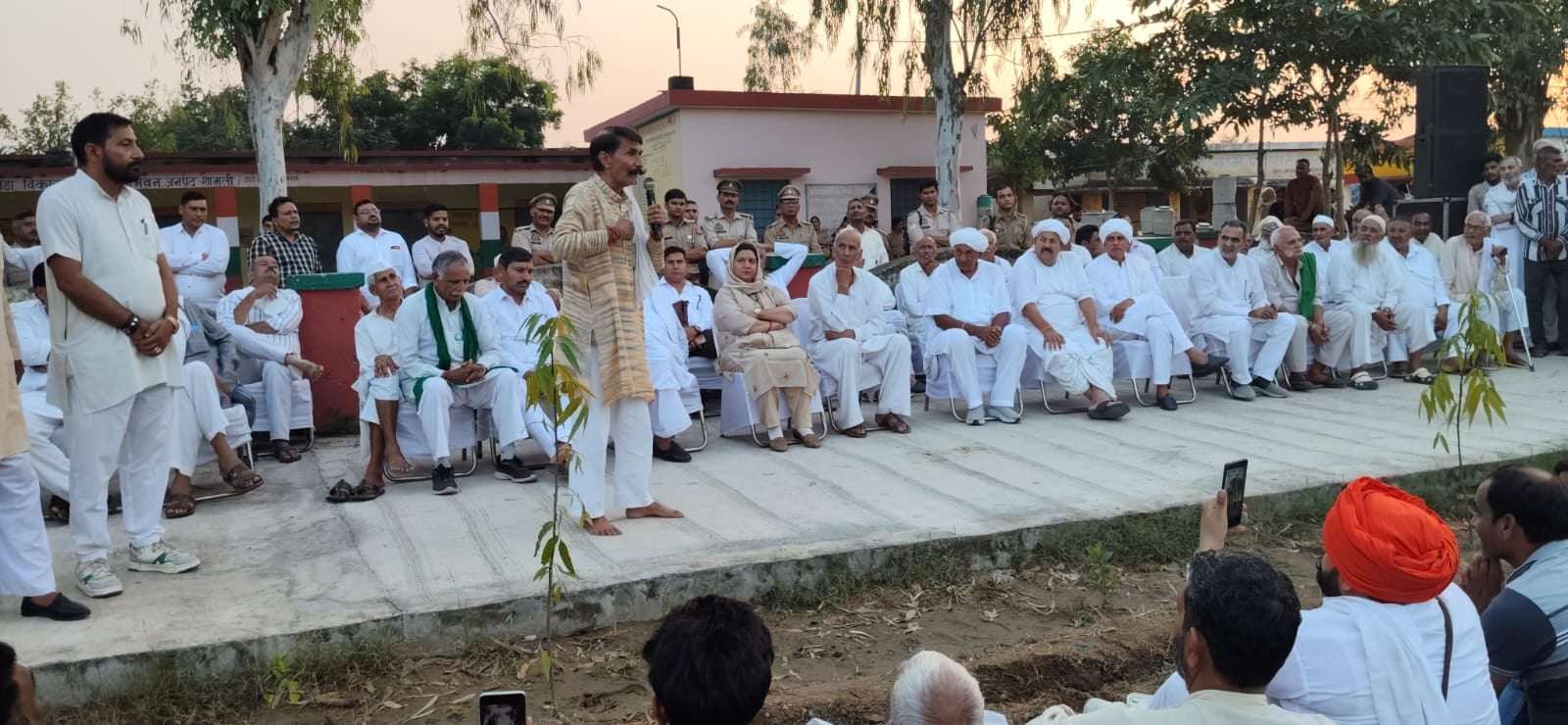 बंतीखेड़ा में महापंचायत में मौजूद लोग। ग्रामीण