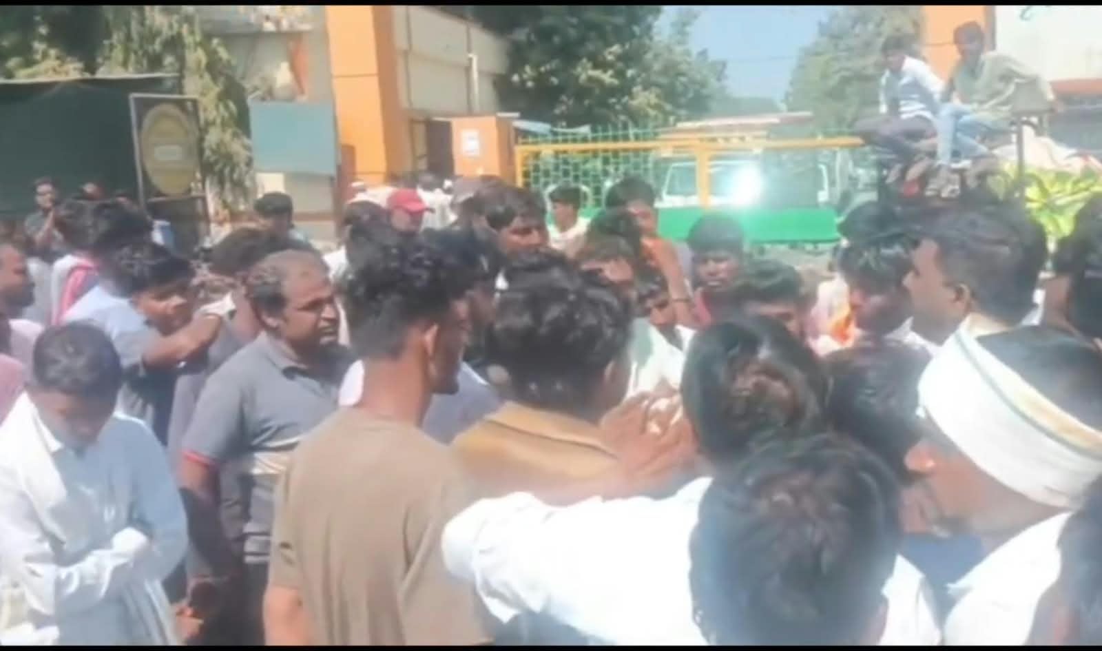 बड़वानी के अंजड़ में कपास के कम दाम पर किसान भड़क गए और चक्काजाम कर दिया।