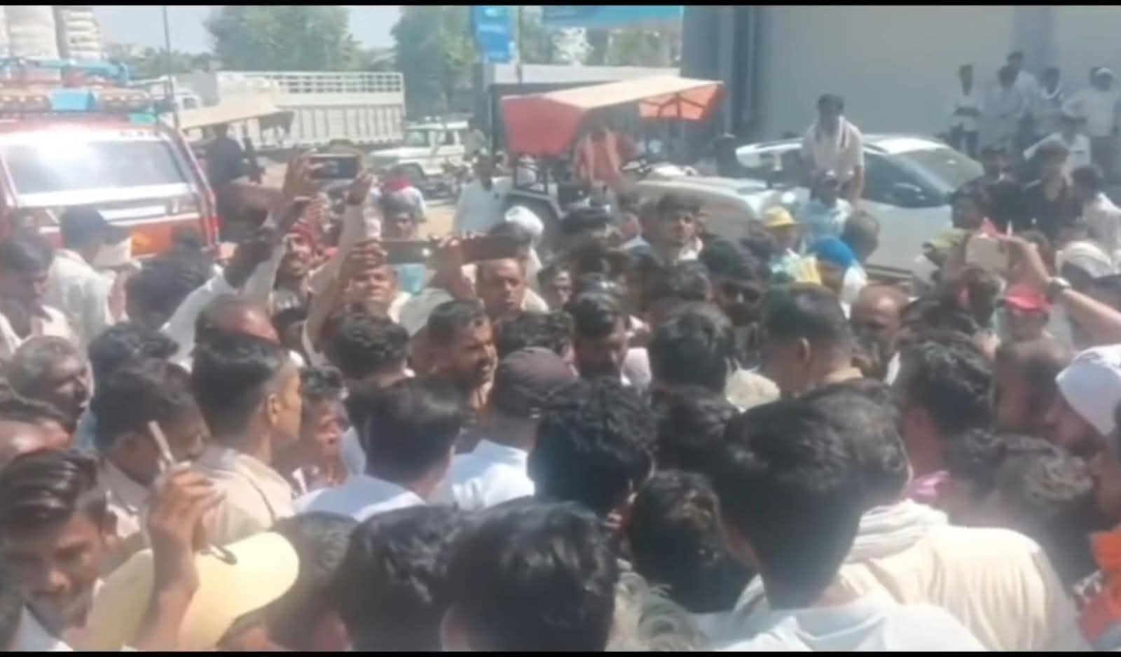 बड़वानी के अंजड़ में कपास के कम दाम पर किसान भड़क गए और चक्काजाम कर दिया।