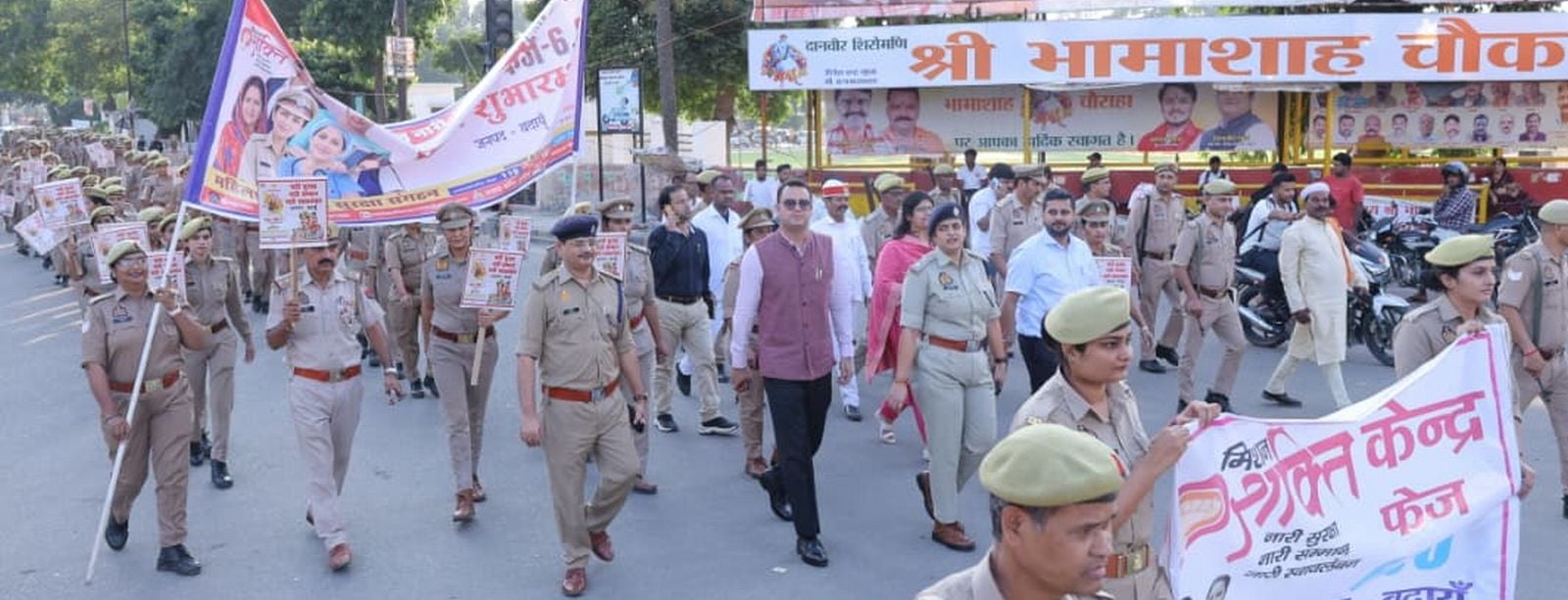 छात्राओं को जागरुक करती मिशन शक्ति टीम। संवाद छात्राओं को जागरुक करती मिशन शक्ति टीम। संवाद