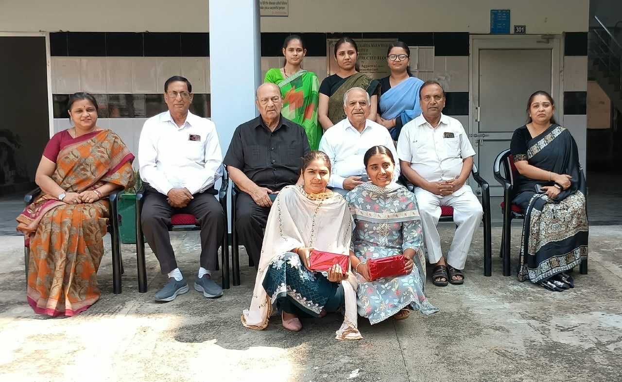 छात्राओं को सम्मानित करते प्रबंधन समिति के पदाधिकारी व स्टाफ। विज्ञप्ति छात्राओं को सम्मानित करते प्रबंधन समिति के पदाधिकारी व स्टाफ। विज्ञप्ति