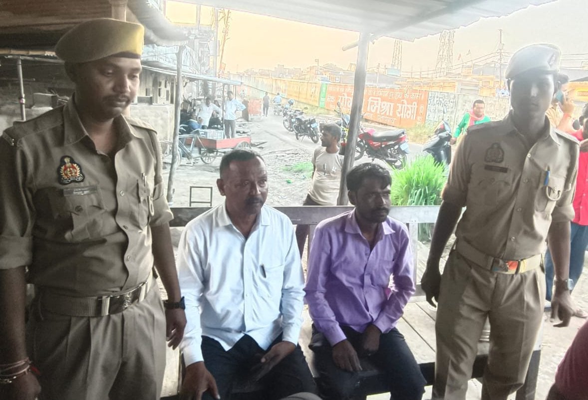 एंटी करप्शन टीम द्वारा गिरफ्तार हरीशचंद चौरसिया भूमि विकास बैंक के फील्ड अफसर व चालक आजाद सरोज।