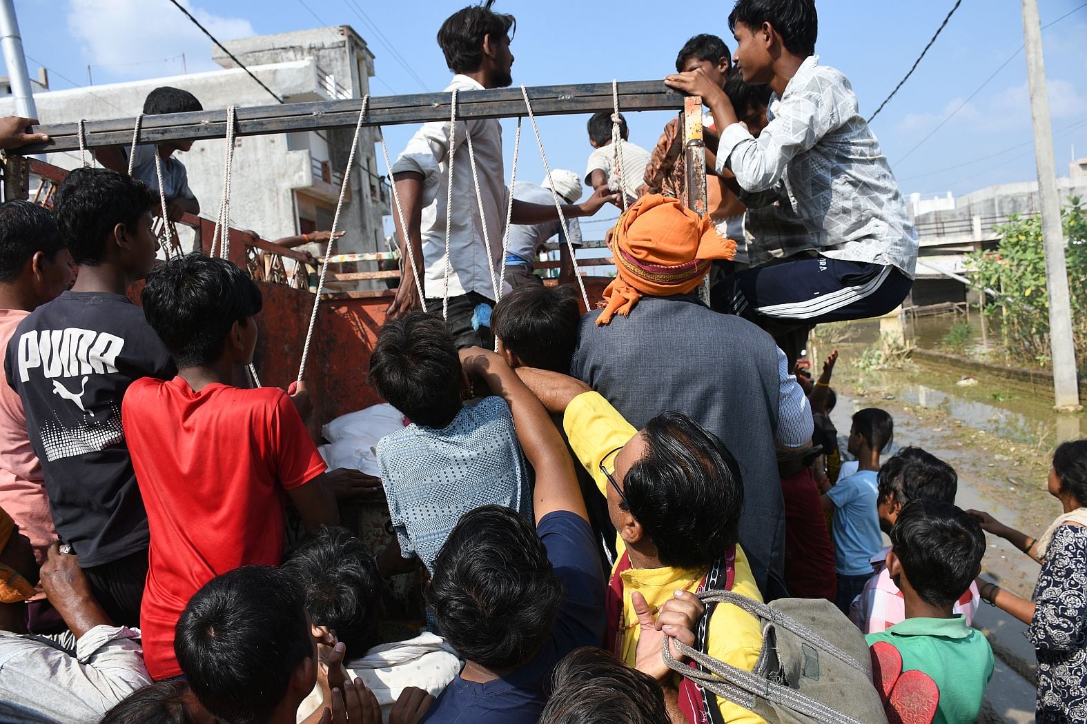 फैजुल्लागंज और आसपास इलाकों में बाढ़ का पानी में निकलते नाव से और पैदल जाते लोग। फैजुल्लागंज मे फैजुल्लागंज और आसपास इलाकों में बाढ़ का पानी में निकलते नाव से और पैदल जाते लोग। फैजुल्लागंज मे