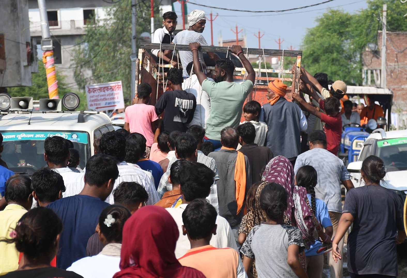 फैजुल्लागंज और आसपास इलाकों में बाढ़ का पानी में निकलते नाव से और पैदल जाते लोग। फैजुल्लागंज मे फैजुल्लागंज और आसपास इलाकों में बाढ़ का पानी में निकलते नाव से और पैदल जाते लोग। फैजुल्लागंज मे