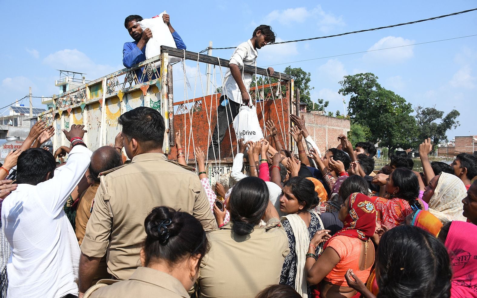 फैजुल्लागंज और आसपास इलाकों में बाढ़ का पानी में निकलते नाव से और पैदल जाते लोग। फैजुल्लागंज मे फैजुल्लागंज और आसपास इलाकों में बाढ़ का पानी में निकलते नाव से और पैदल जाते लोग। फैजुल्लागंज मे