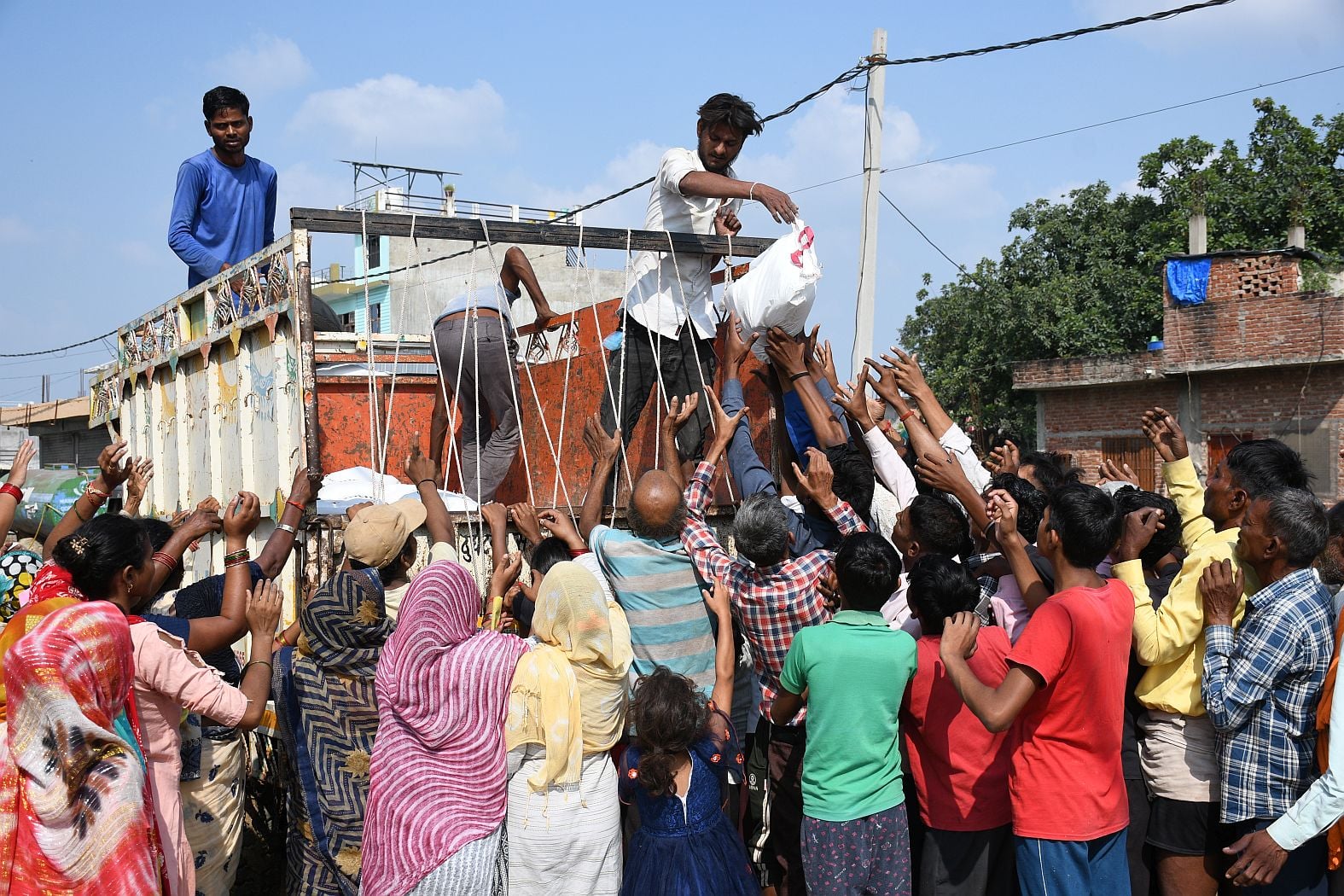 फैजुल्लागंज और आसपास इलाकों में बाढ़ का पानी में निकलते नाव से और पैदल जाते लोग। फैजुल्लागंज मे फैजुल्लागंज और आसपास इलाकों में बाढ़ का पानी में निकलते नाव से और पैदल जाते लोग। फैजुल्लागंज मे