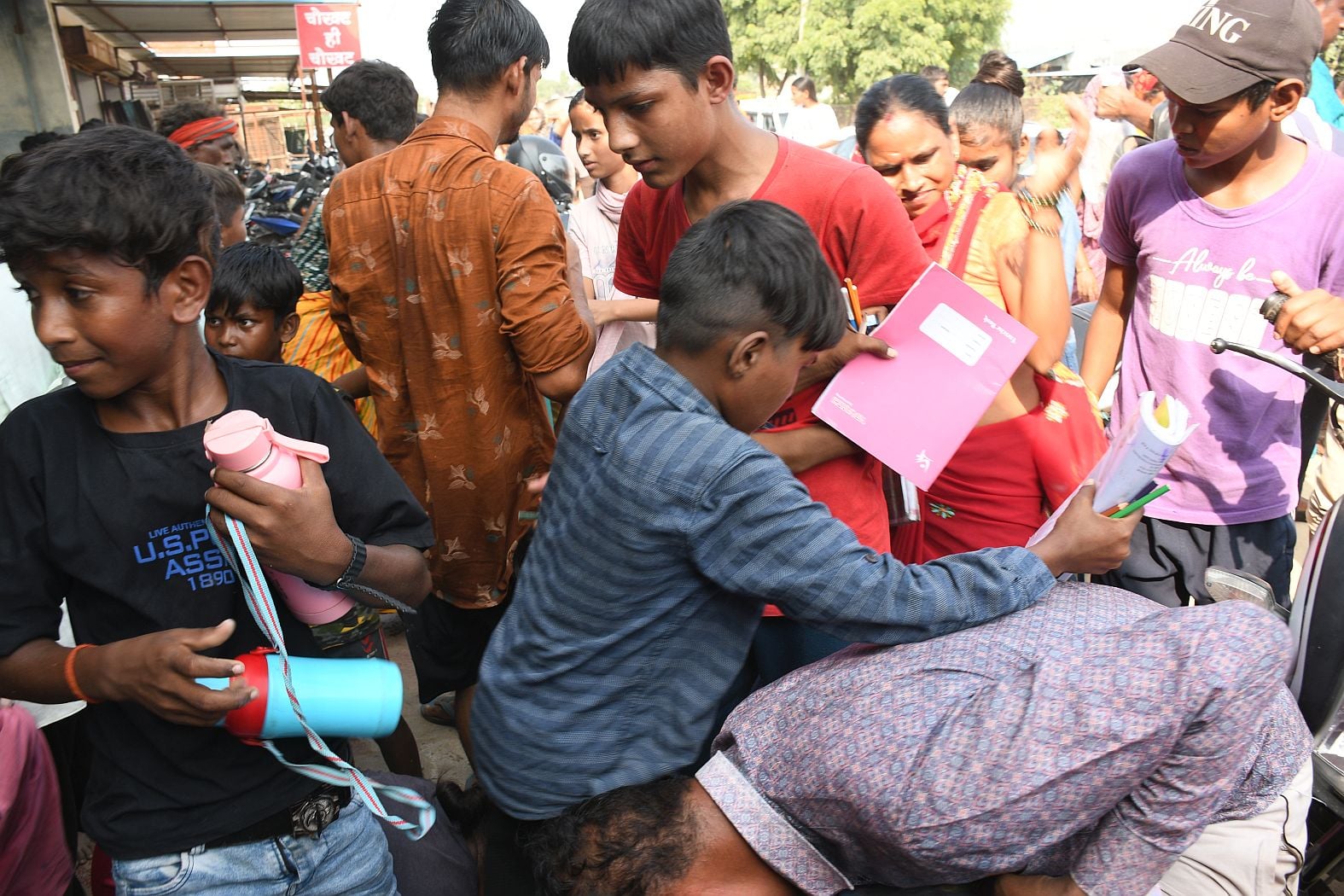 फैजुल्लागंज और आसपास इलाकों में बाढ़ का पानी में निकलते नाव से और पैदल जाते लोग। फैजुल्लागंज मे फैजुल्लागंज और आसपास इलाकों में बाढ़ का पानी में निकलते नाव से और पैदल जाते लोग। फैजुल्लागंज मे