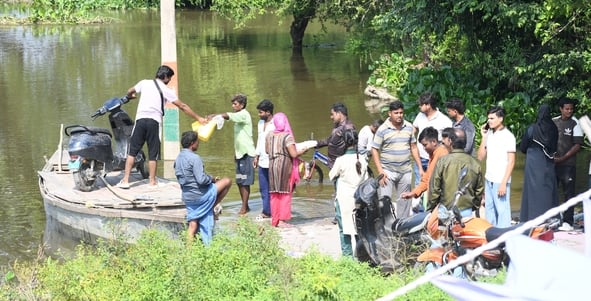 फैजुल्लागंज और आसपास इलाकों में बाढ़ का पानी में निकलते नाव से और पैदल जाते लोग। फैजुल्लागंज मे फैजुल्लागंज और आसपास इलाकों में बाढ़ का पानी में निकलते नाव से और पैदल जाते लोग। फैजुल्लागंज मे