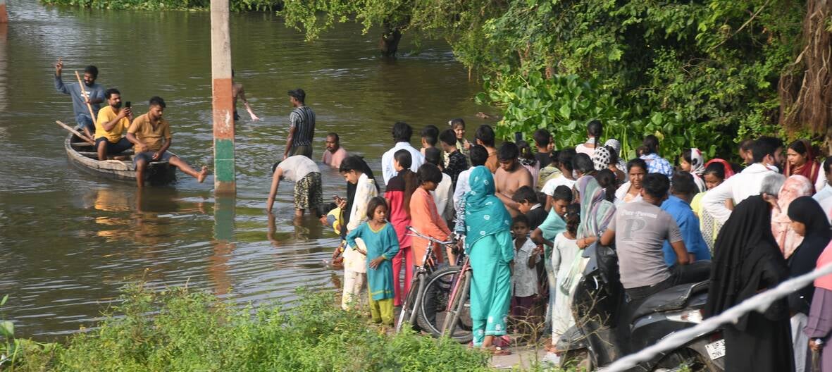 फैजुल्लागंज और आसपास इलाकों में बाढ़ का पानी में निकलते नाव से और पैदल जाते लोग। फैजुल्लागंज मे फैजुल्लागंज और आसपास इलाकों में बाढ़ का पानी में निकलते नाव से और पैदल जाते लोग। फैजुल्लागंज मे