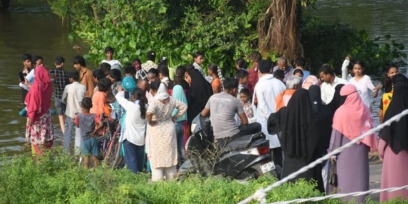फैजुल्लागंज और आसपास इलाकों में बाढ़ का पानी में निकलते नाव से और पैदल जाते लोग। फैजुल्लागंज मे फैजुल्लागंज और आसपास इलाकों में बाढ़ का पानी में निकलते नाव से और पैदल जाते लोग। फैजुल्लागंज मे