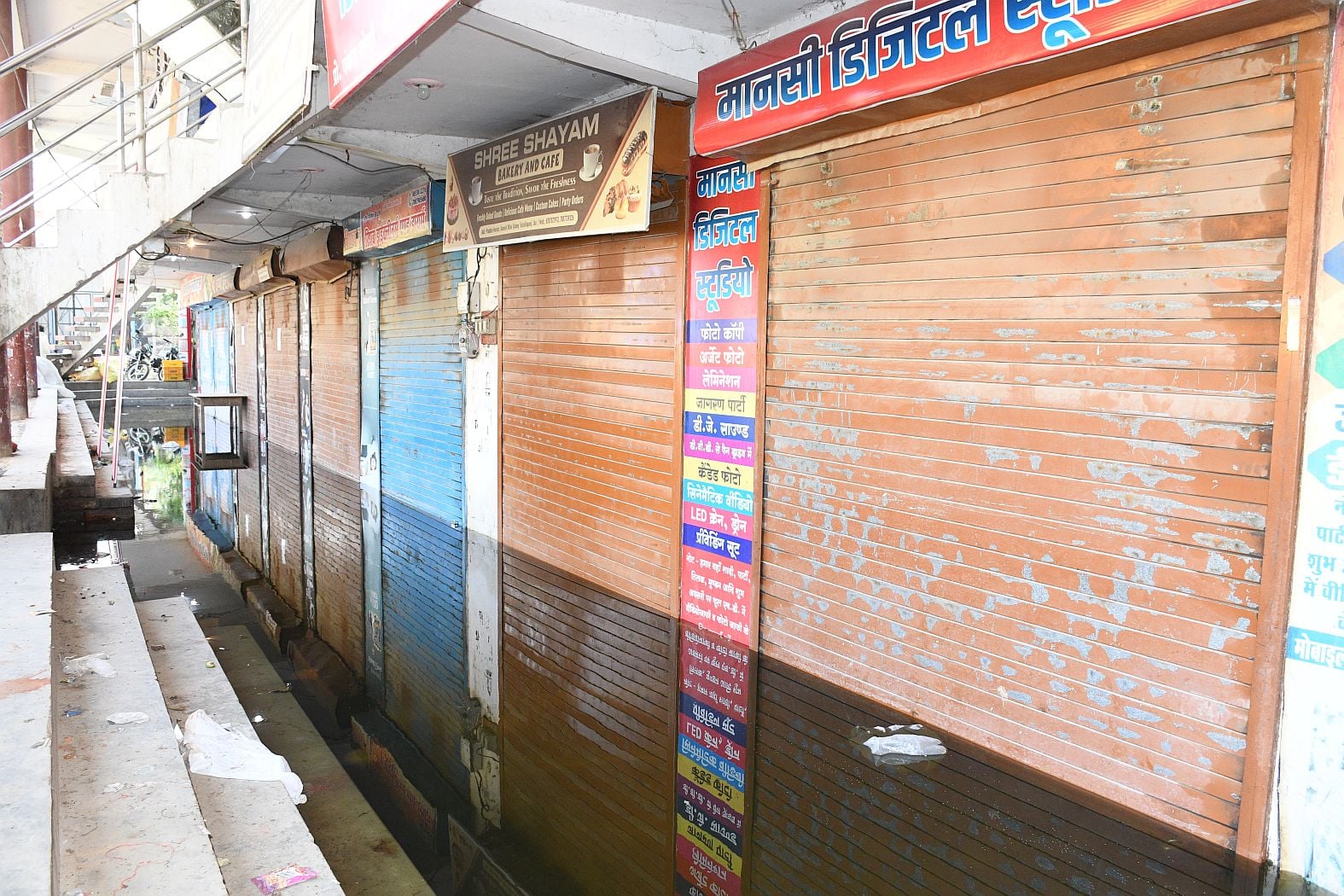फैजुल्लागंज और आसपास इलाकों में बाढ़ का पानी में निकलते नाव से और पैदल जाते लोग। फैजुल्लागंज मे फैजुल्लागंज और आसपास इलाकों में बाढ़ का पानी में निकलते नाव से और पैदल जाते लोग। फैजुल्लागंज मे