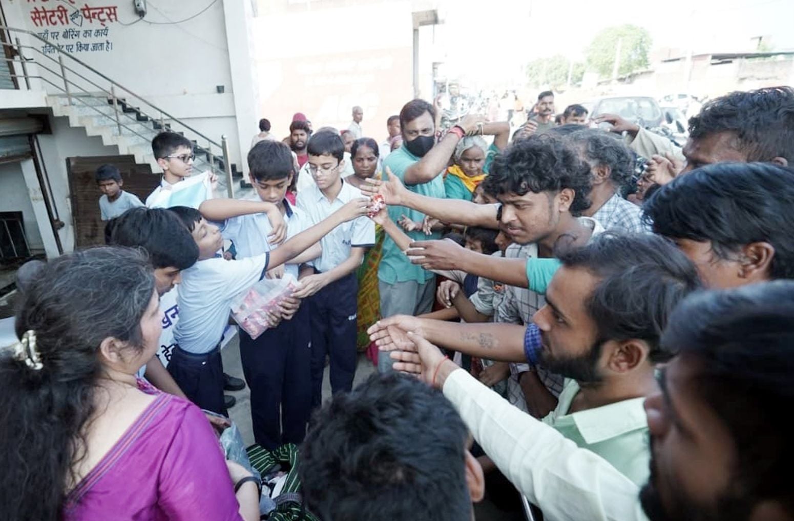 फैजुल्लागंज और आसपास इलाकों में बाढ़ का पानी में निकलते नाव से और पैदल जाते लोग। फैजुल्लागंज मे फैजुल्लागंज और आसपास इलाकों में बाढ़ का पानी में निकलते नाव से और पैदल जाते लोग। फैजुल्लागंज मे