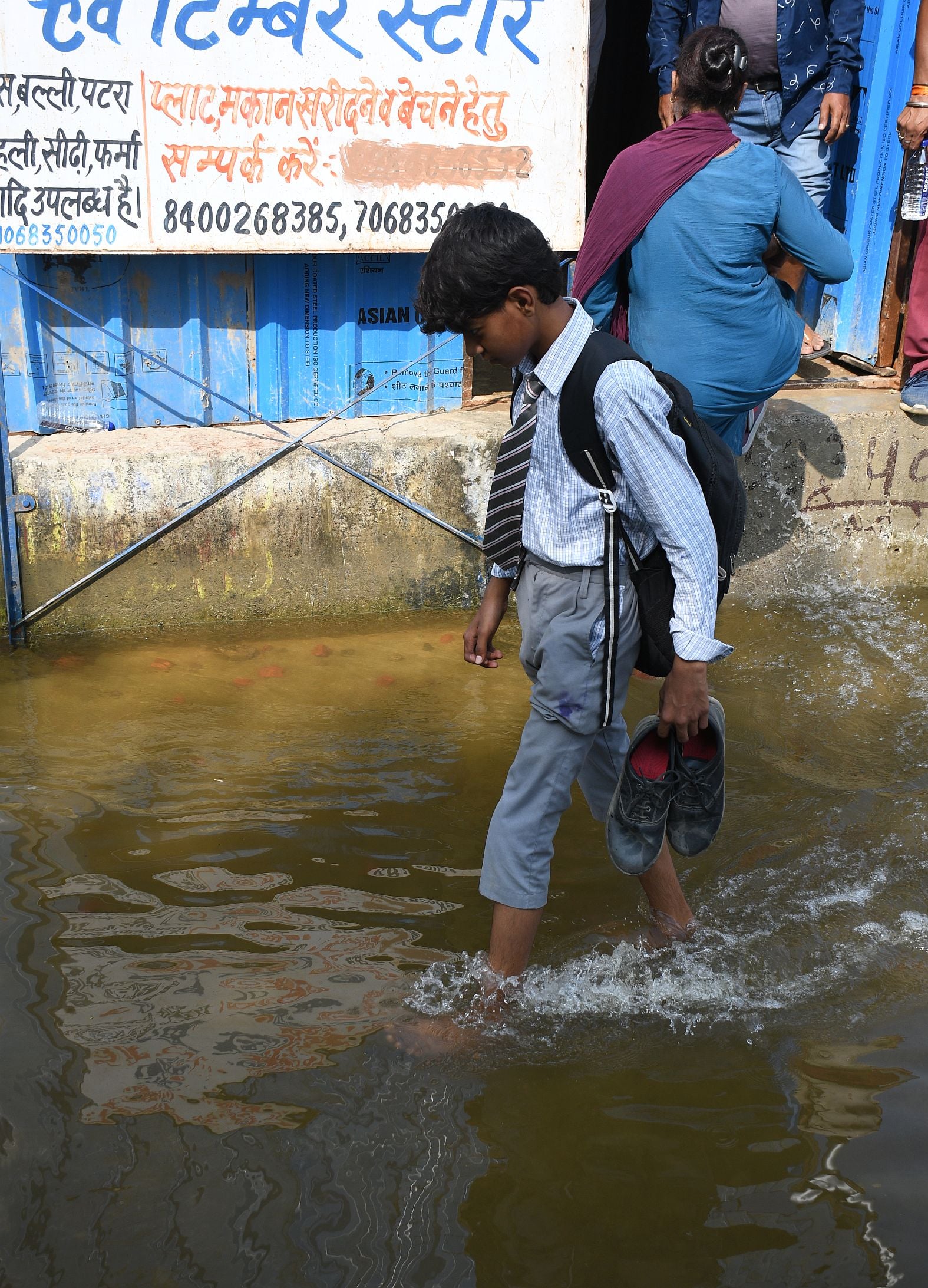 फैजुल्लागंज और आसपास इलाकों में बाढ़ का पानी में निकलते नाव से और पैदल जाते लोग। फैजुल्लागंज मे फैजुल्लागंज और आसपास इलाकों में बाढ़ का पानी में निकलते नाव से और पैदल जाते लोग। फैजुल्लागंज मे