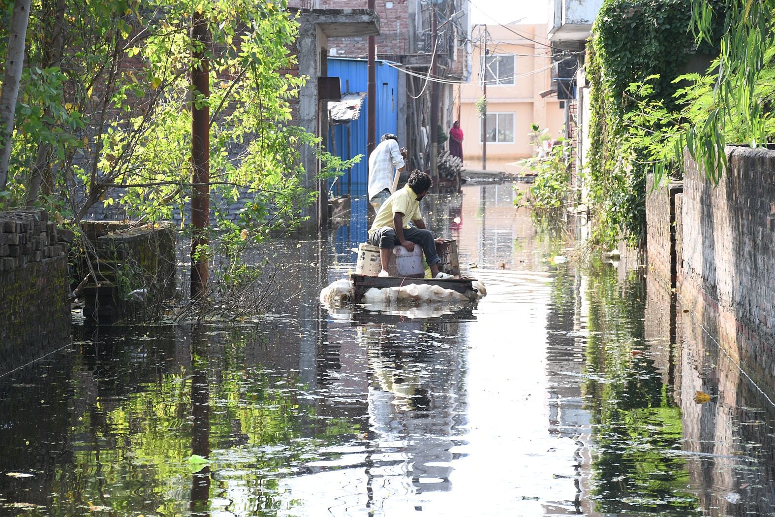 फैजुल्लागंज और आसपास इलाकों में बाढ़ का पानी में निकलते नाव से और पैदल जाते लोग। फैजुल्लागंज मे फैजुल्लागंज और आसपास इलाकों में बाढ़ का पानी में निकलते नाव से और पैदल जाते लोग। फैजुल्लागंज मे
