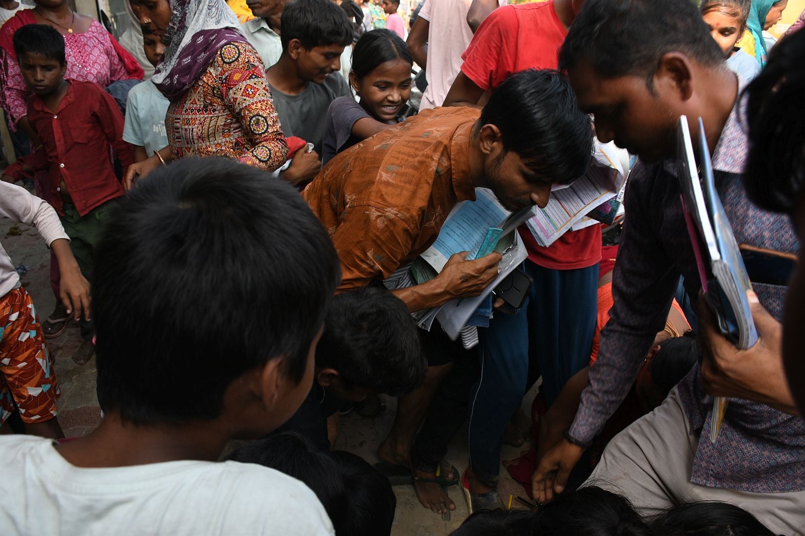 फैजुल्लागंज और आसपास इलाकों में बाढ़ का पानी में निकलते नाव से और पैदल जाते लोग। फैजुल्लागंज मे फैजुल्लागंज और आसपास इलाकों में बाढ़ का पानी में निकलते नाव से और पैदल जाते लोग। फैजुल्लागंज मे