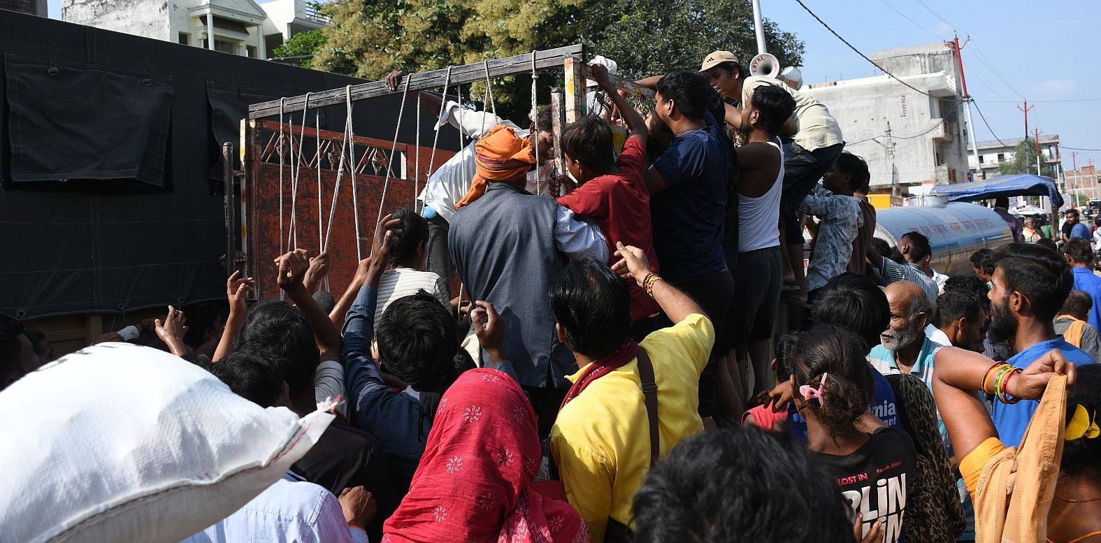 फैजुल्लागंज और आसपास इलाकों में बाढ़ का पानी में निकलते नाव से और पैदल जाते लोग। फैजुल्लागंज मे फैजुल्लागंज और आसपास इलाकों में बाढ़ का पानी में निकलते नाव से और पैदल जाते लोग। फैजुल्लागंज मे