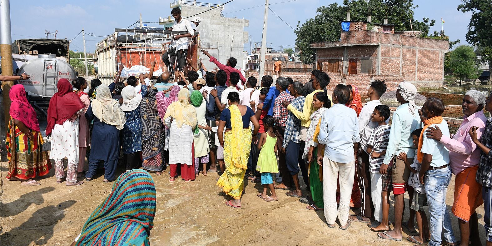 फैजुल्लागंज और आसपास इलाकों में बाढ़ का पानी में निकलते नाव से और पैदल जाते लोग। फैजुल्लागंज मे फैजुल्लागंज और आसपास इलाकों में बाढ़ का पानी में निकलते नाव से और पैदल जाते लोग। फैजुल्लागंज मे