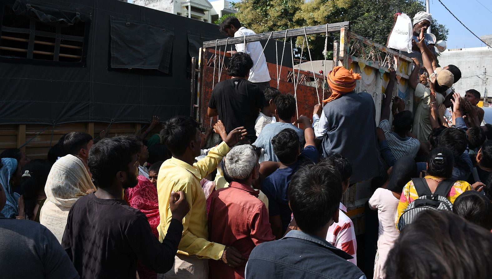 फैजुल्लागंज और आसपास इलाकों में बाढ़ का पानी में निकलते नाव से और पैदल जाते लोग। फैजुल्लागंज मे फैजुल्लागंज और आसपास इलाकों में बाढ़ का पानी में निकलते नाव से और पैदल जाते लोग। फैजुल्लागंज मे