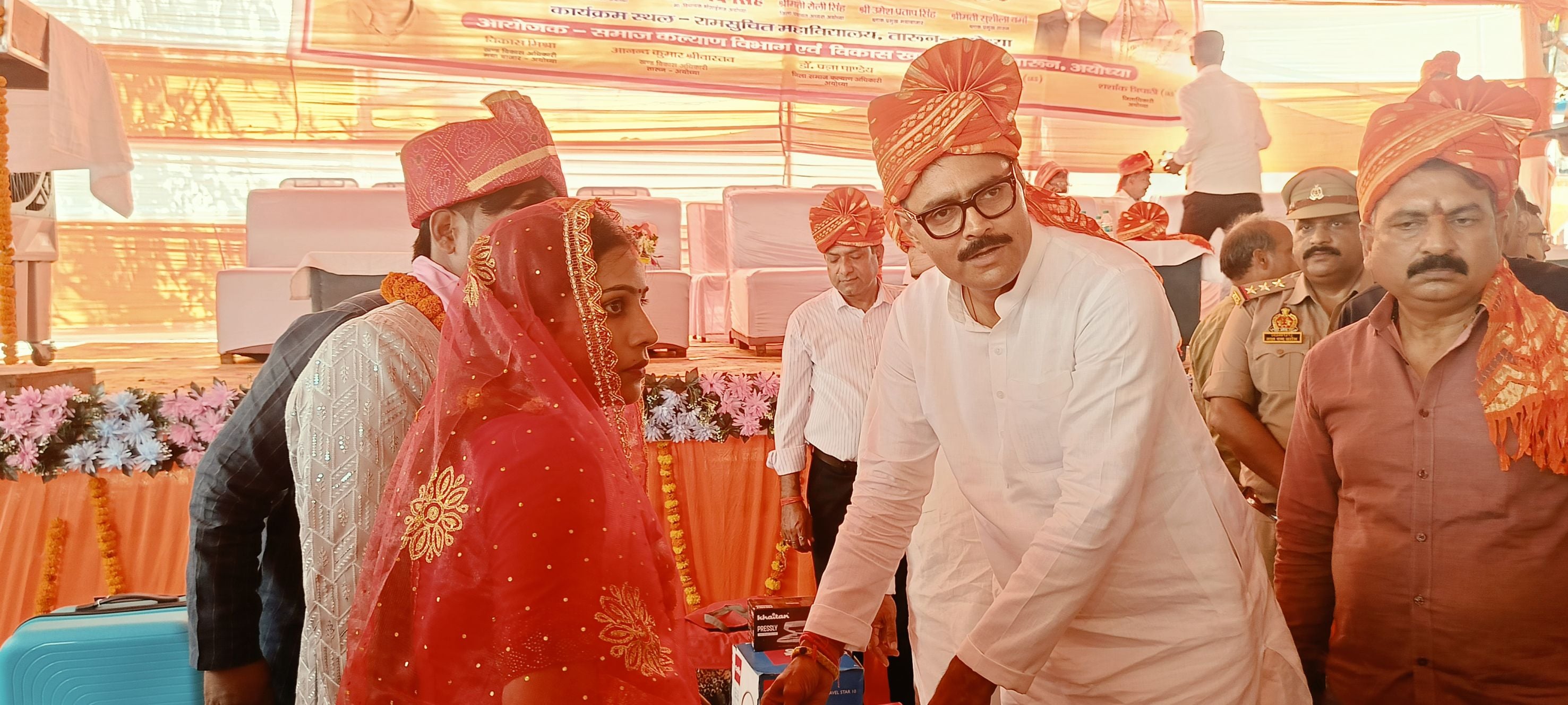 फोटो 02-वैवाहिक बंधन में बंधे जोड़े-संवाद फोटो 02-वैवाहिक बंधन में बंधे जोड़े-संवाद