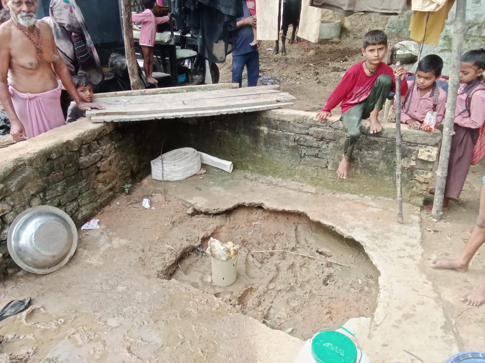फोटो-12- अपने घर की दीवार में पड़ी दरार को दिखाता रतीराम। संवाद फोटो-12- अपने घर की दीवार में पड़ी दरार को दिखाता रतीराम। संवाद