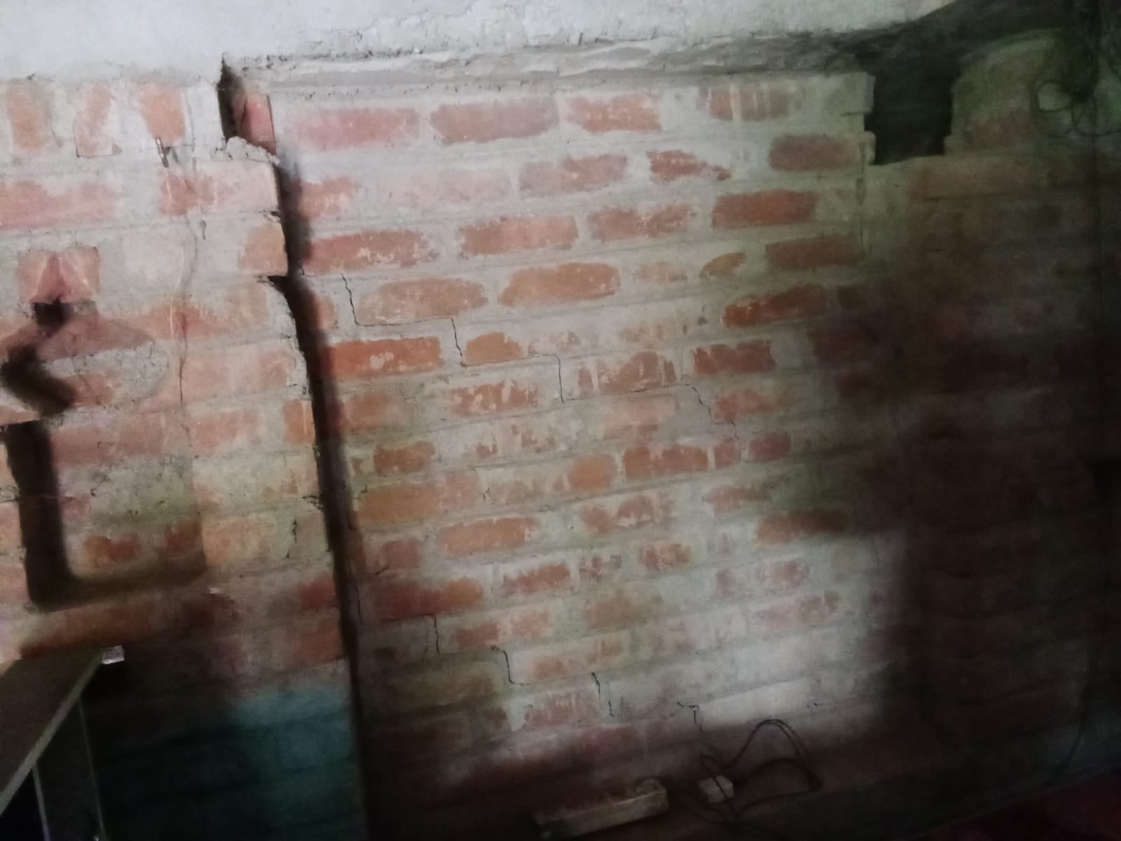 फोटो-12- अपने घर की दीवार में पड़ी दरार को दिखाता रतीराम। संवाद फोटो-12- अपने घर की दीवार में पड़ी दरार को दिखाता रतीराम। संवाद
