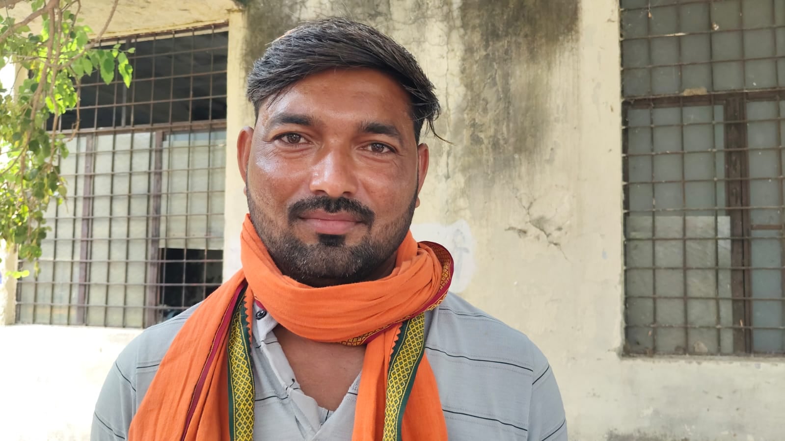 फोटो 12 एचएएमपी 17- मौदहा के राजकीय बीज भंडार में मायूस खड़े किसान। संवाद फोटो 12 एचएएमपी 17- मौदहा के राजकीय बीज भंडार में मायूस खड़े किसान। संवाद