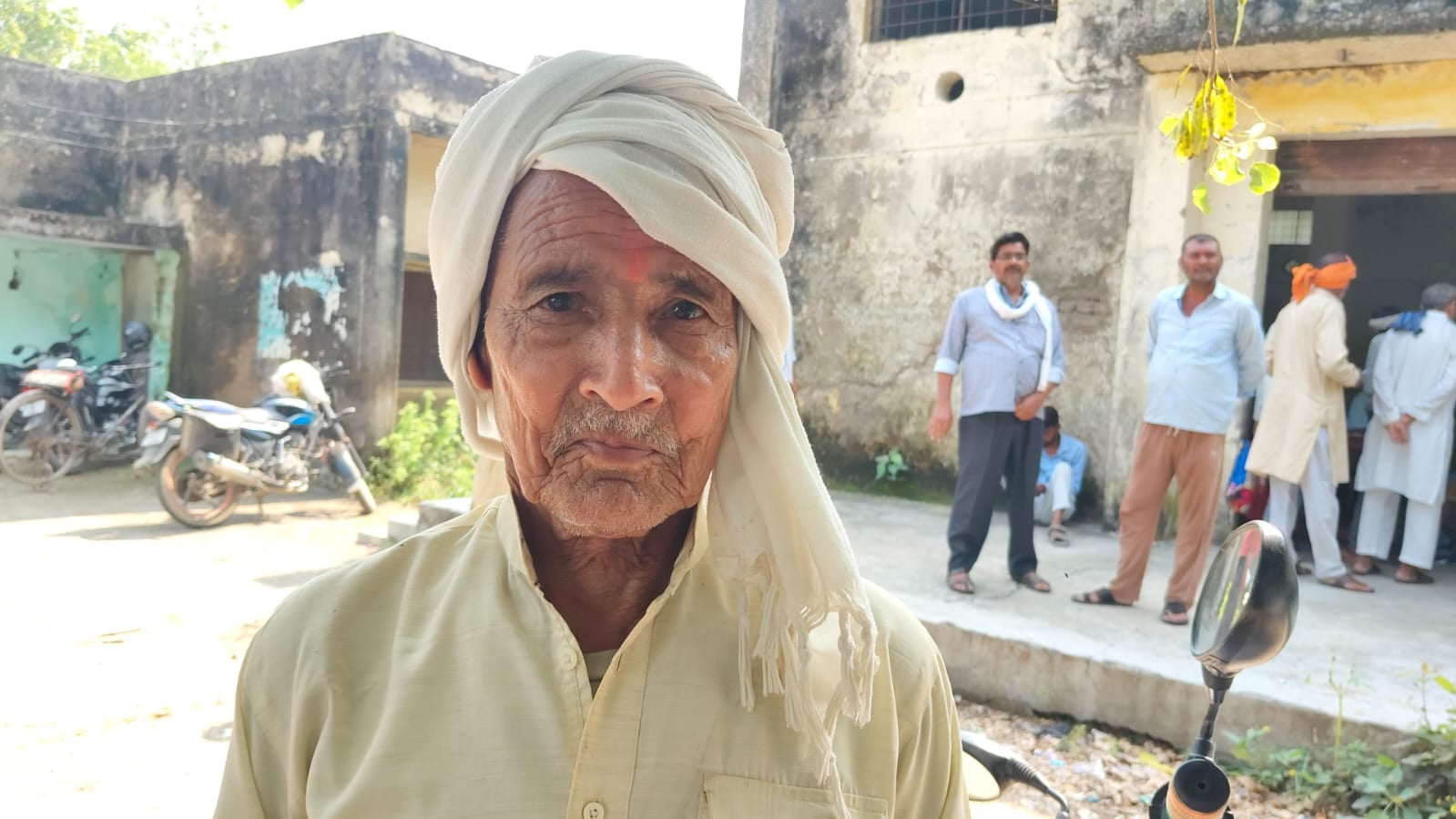 फोटो 12 एचएएमपी 17- मौदहा के राजकीय बीज भंडार में मायूस खड़े किसान। संवाद फोटो 12 एचएएमपी 17- मौदहा के राजकीय बीज भंडार में मायूस खड़े किसान। संवाद