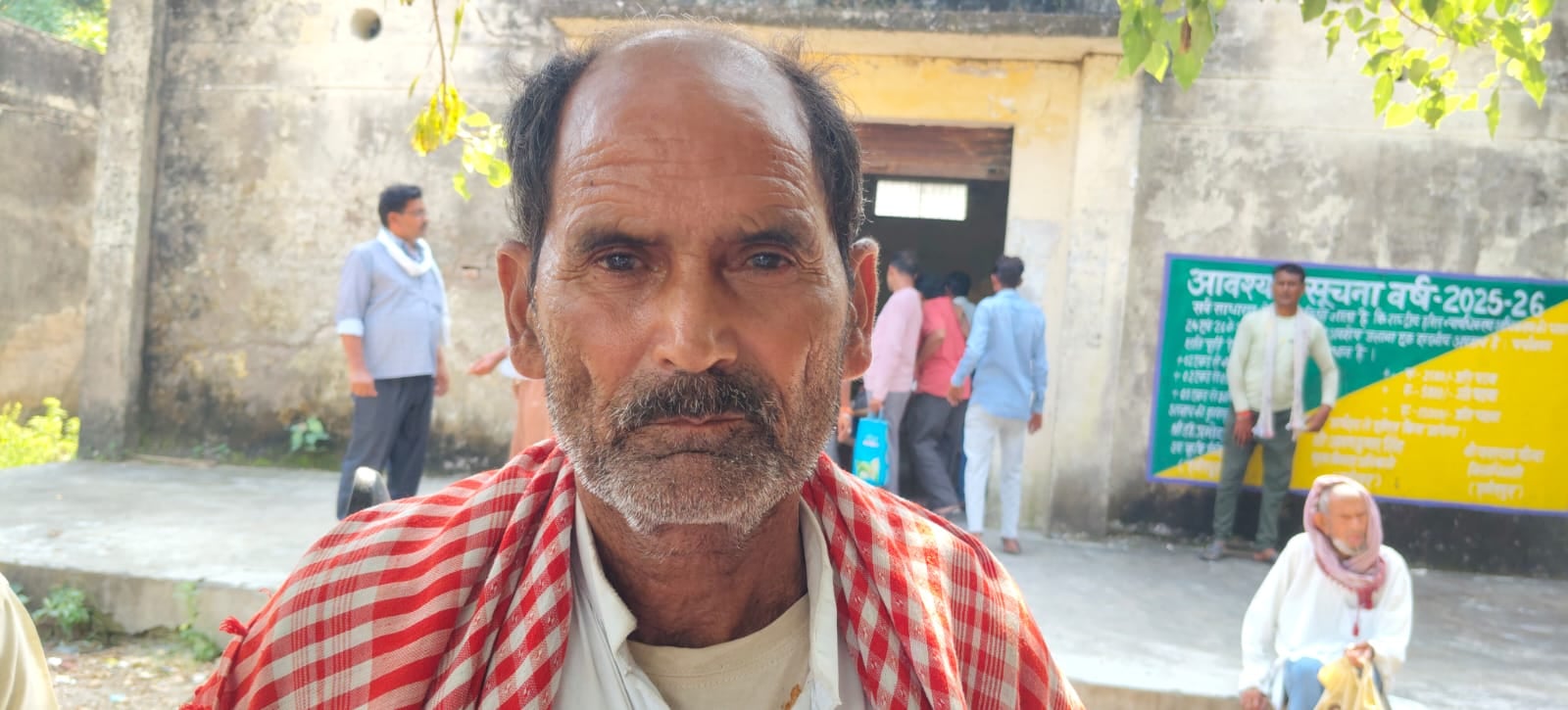 फोटो 12 एचएएमपी 17- मौदहा के राजकीय बीज भंडार में मायूस खड़े किसान। संवाद फोटो 12 एचएएमपी 17- मौदहा के राजकीय बीज भंडार में मायूस खड़े किसान। संवाद