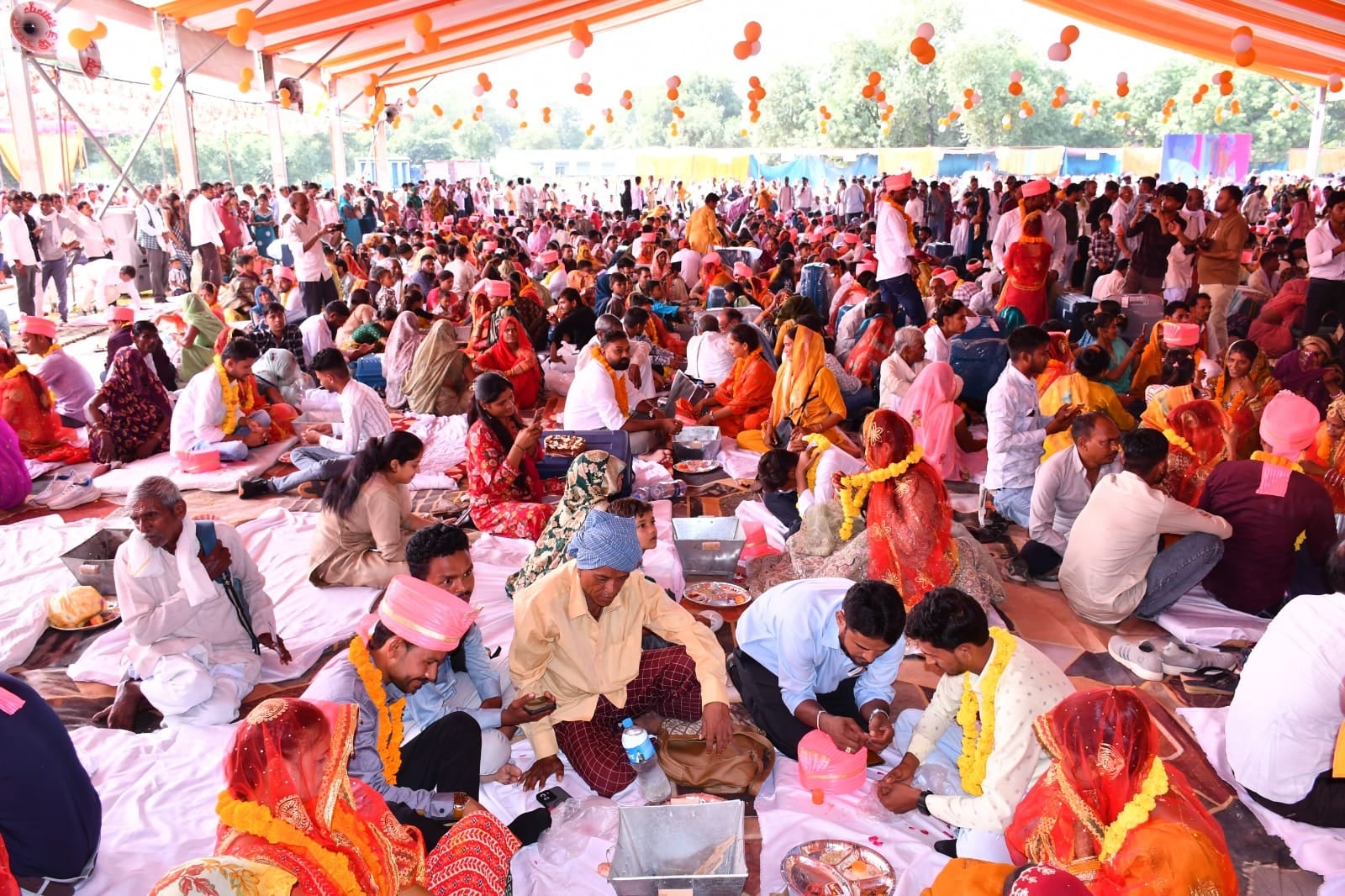 फोटो 13 एचएएमपी 25- राजकीय स्नात्कोत्तर महाविद्यालय परिसर में उपहार के लिए कतार में खड़ी वधुएं। फोटो 13 एचएएमपी 25- राजकीय स्नात्कोत्तर महाविद्यालय परिसर में उपहार के लिए कतार में खड़ी वधुएं।