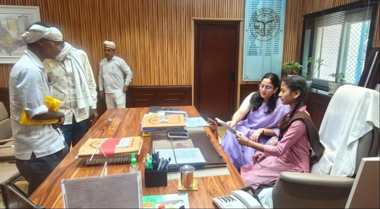 फोटो-18- सीटबेल्ट लगाकर जा रहे कार चालक को गुलाब का फूल देते सीओ यातायात अनुज मिश्रा व अन्य। सं