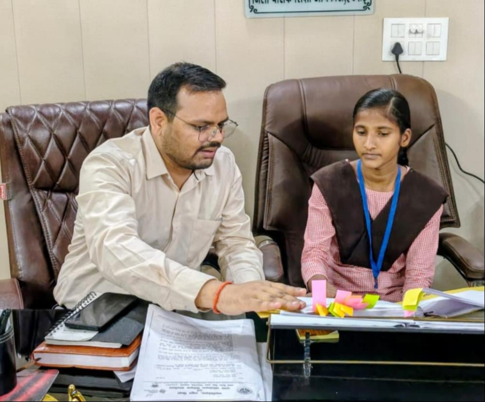 फोटो-18- सीटबेल्ट लगाकर जा रहे कार चालक को गुलाब का फूल देते सीओ यातायात अनुज मिश्रा व अन्य। सं