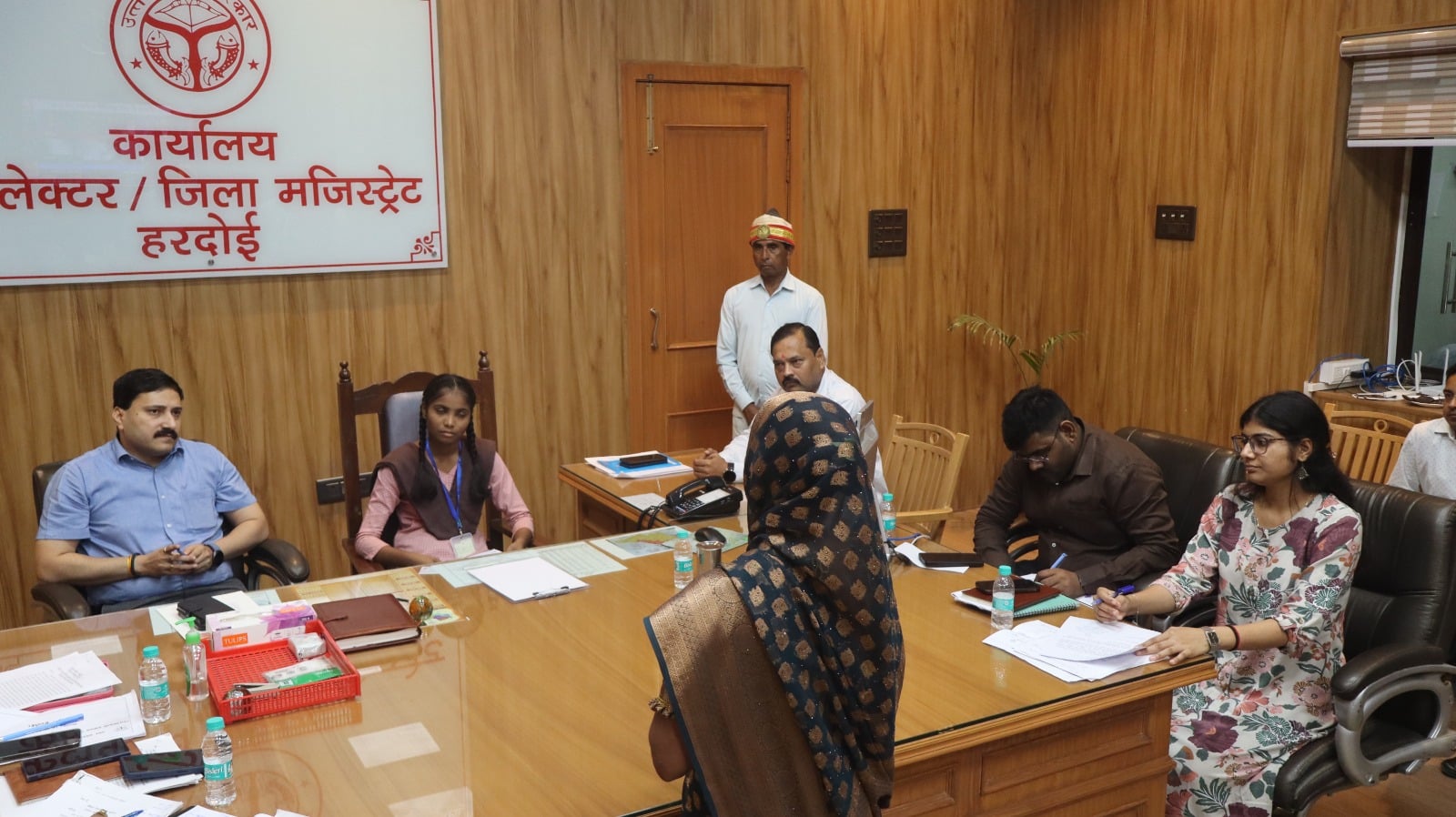 फोटो-18- सीटबेल्ट लगाकर जा रहे कार चालक को गुलाब का फूल देते सीओ यातायात अनुज मिश्रा व अन्य। सं