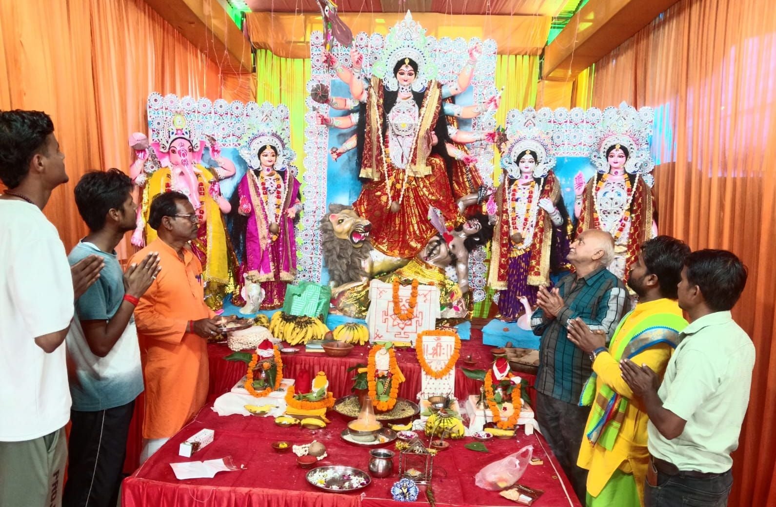 फोटो-19- बंसी नगर में स्थित मंदिर में मां दुर्गा का पूजन करतीं महिलाएं। संवाद फोटो-19- बंसी नगर में स्थित मंदिर में मां दुर्गा का पूजन करतीं महिलाएं। संवाद