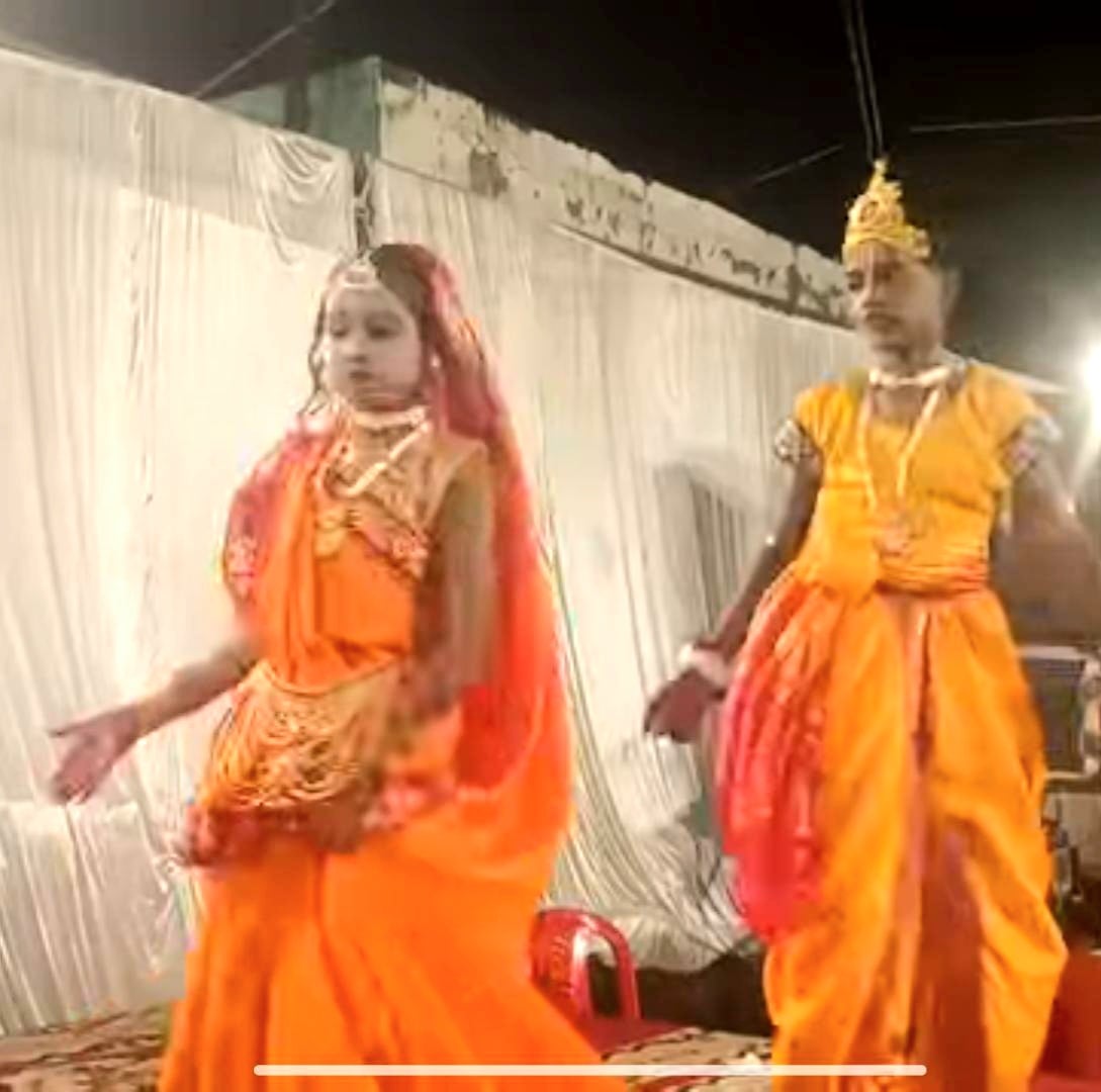 फोटो-19- बंसी नगर में स्थित मंदिर में मां दुर्गा का पूजन करतीं महिलाएं। संवाद फोटो-19- बंसी नगर में स्थित मंदिर में मां दुर्गा का पूजन करतीं महिलाएं। संवाद