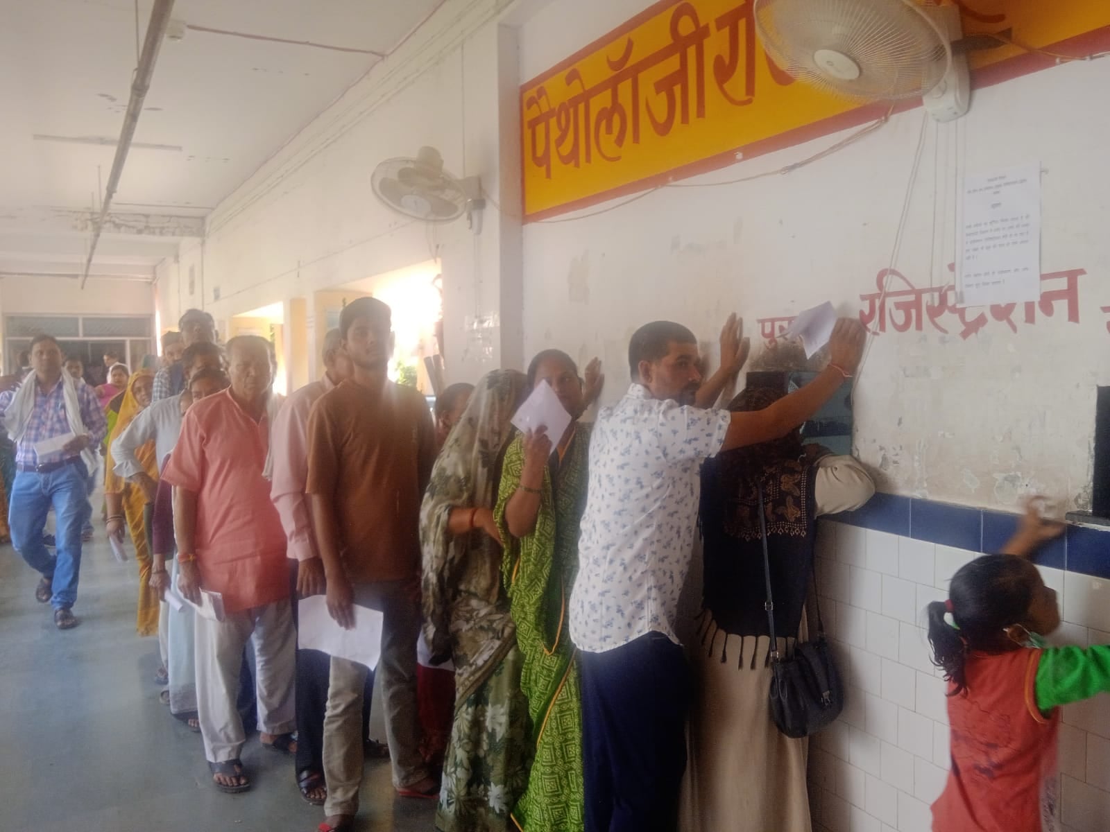 फोटो 19: मेडिसिन विभाग में मरीजों को देखते हड्डी रोग विशेषज्ञ डा. विष्णु मेहरोत्रा। संवाद फोटो 19: मेडिसिन विभाग में मरीजों को देखते हड्डी रोग विशेषज्ञ डा. विष्णु मेहरोत्रा। संवाद