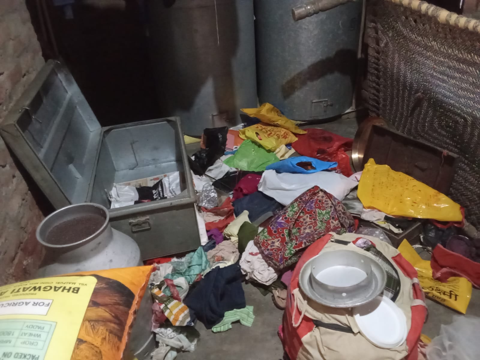 फोटो-23- चोरी की घटना की जांच करते पुलिसकर्मी। संवाद फोटो-23- चोरी की घटना की जांच करते पुलिसकर्मी। संवाद
