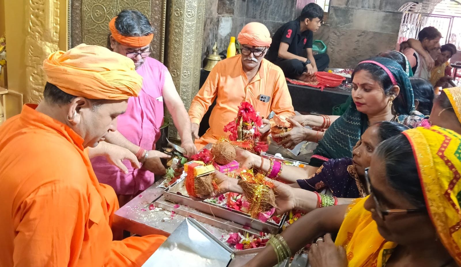 फोटो-25-बलरामपुर के बड़ा पुल चौराहे पर सजे पंडाल में पूजा करते श्रद्धालु ।-संवाद