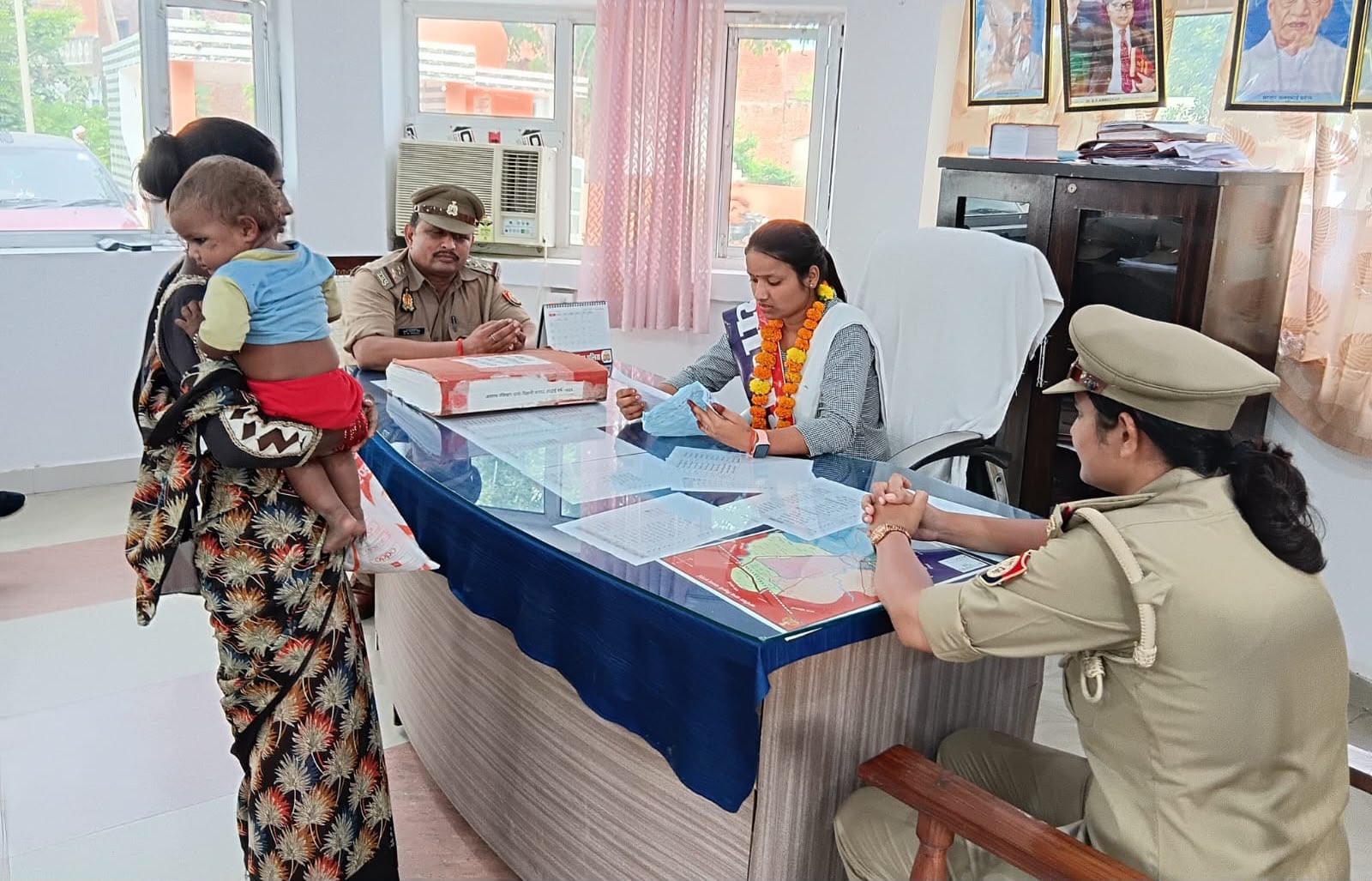 फोटो-30- मां दुर्गा के रुप में का प्रदर्शन करती प्राथमि फोटो-30- मां दुर्गा के रुप में का प्रदर्शन करती प्राथमि