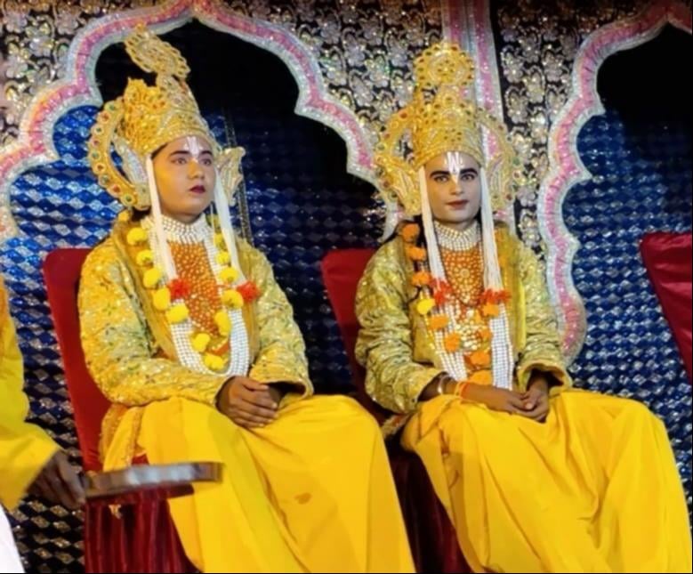फोटो-34- बाल रामलीला चौक में सनातन का झंडा फहराकर शुभारम्भ करते क्षेत्राधिकारी संतोष कुमार सिंह फोटो-34- बाल रामलीला चौक में सनातन का झंडा फहराकर शुभारम्भ करते क्षेत्राधिकारी संतोष कुमार सिंह