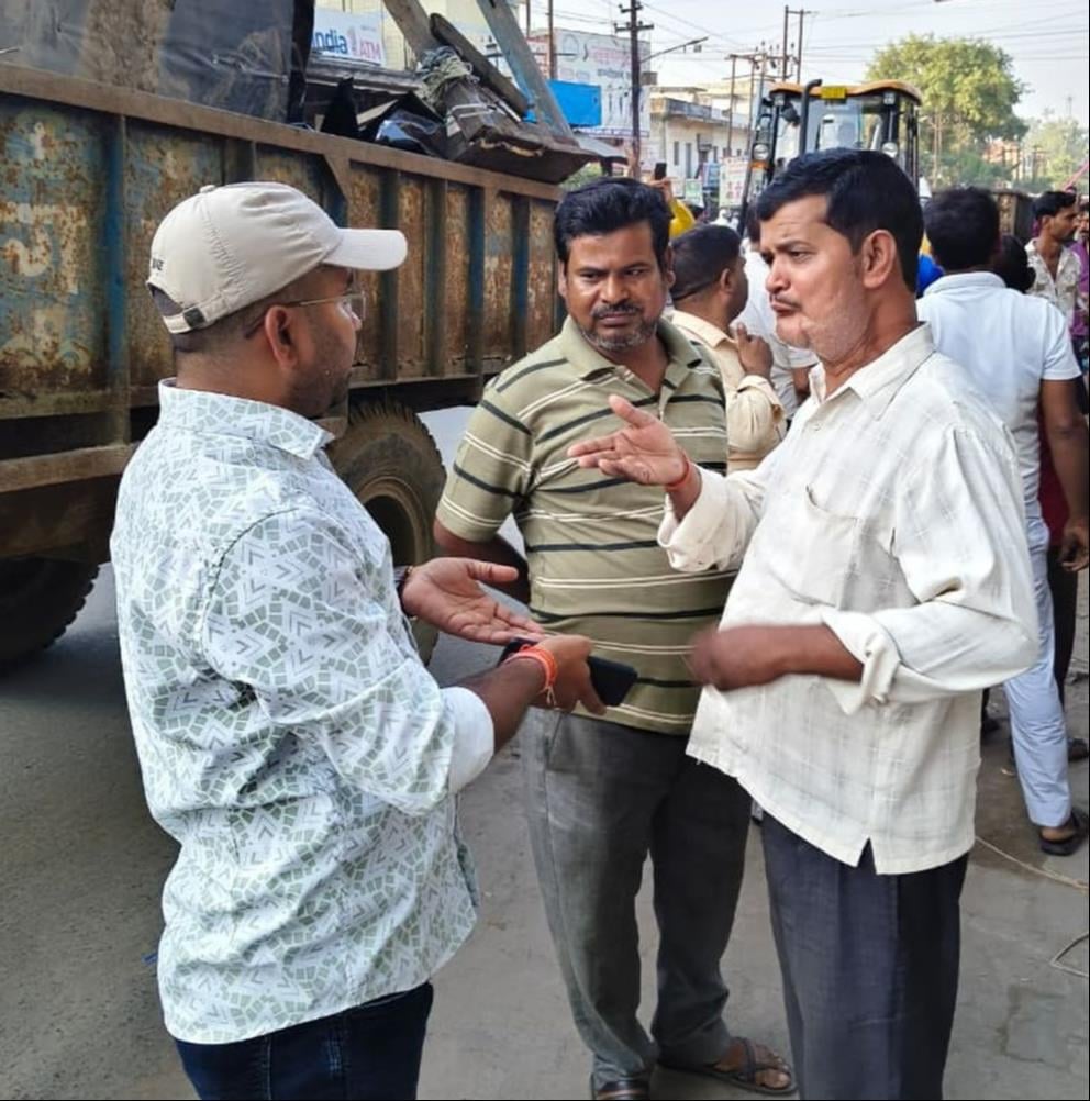 फोटो 69: अतिक्रमण हटाओ अभियान में दुकानदार को समझाते सिटी मजिस्ट्रेट संजय कुमार। संवाद फोटो 69: अतिक्रमण हटाओ अभियान में दुकानदार को समझाते सिटी मजिस्ट्रेट संजय कुमार। संवाद