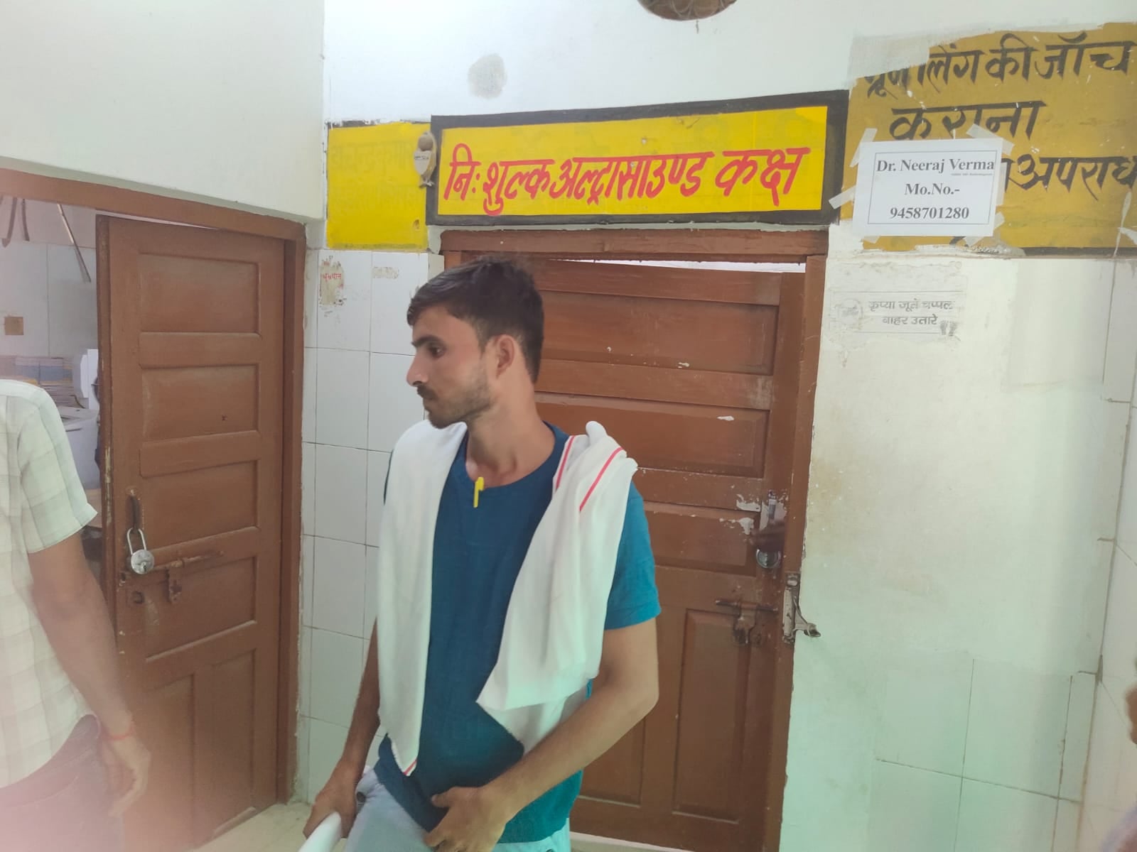 फोटो- - पोर्टेबल मशीन से होते एक्सरे व मशीन पर फोटो लेने के लिए रखा मोबाइल। संवाद फोटो- - पोर्टेबल मशीन से होते एक्सरे व मशीन पर फोटो लेने के लिए रखा मोबाइल। संवाद