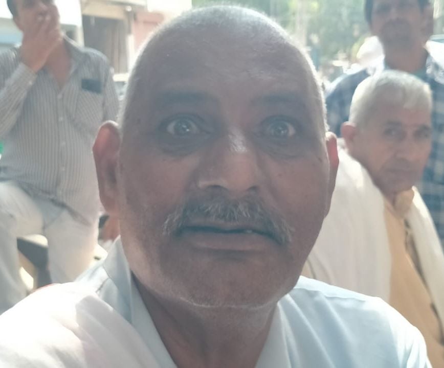 फोटो संख्या:56- सरकारी खाद  केंद्र पर लगी किसानों की लंबी  लाइन--संवाद