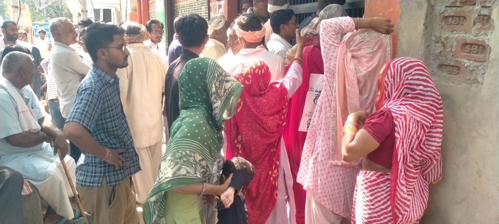 फोटो संख्या:56- सरकारी खाद  केंद्र पर लगी किसानों की लंबी  लाइन--संवाद