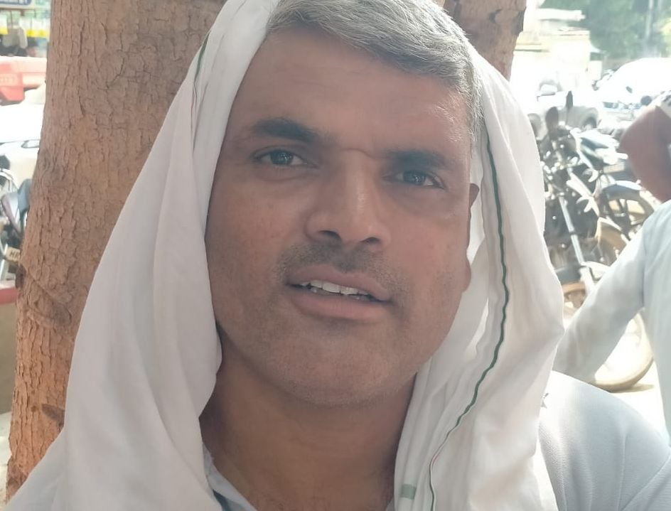 फोटो संख्या:56- सरकारी खाद  केंद्र पर लगी किसानों की लंबी  लाइन--संवाद
