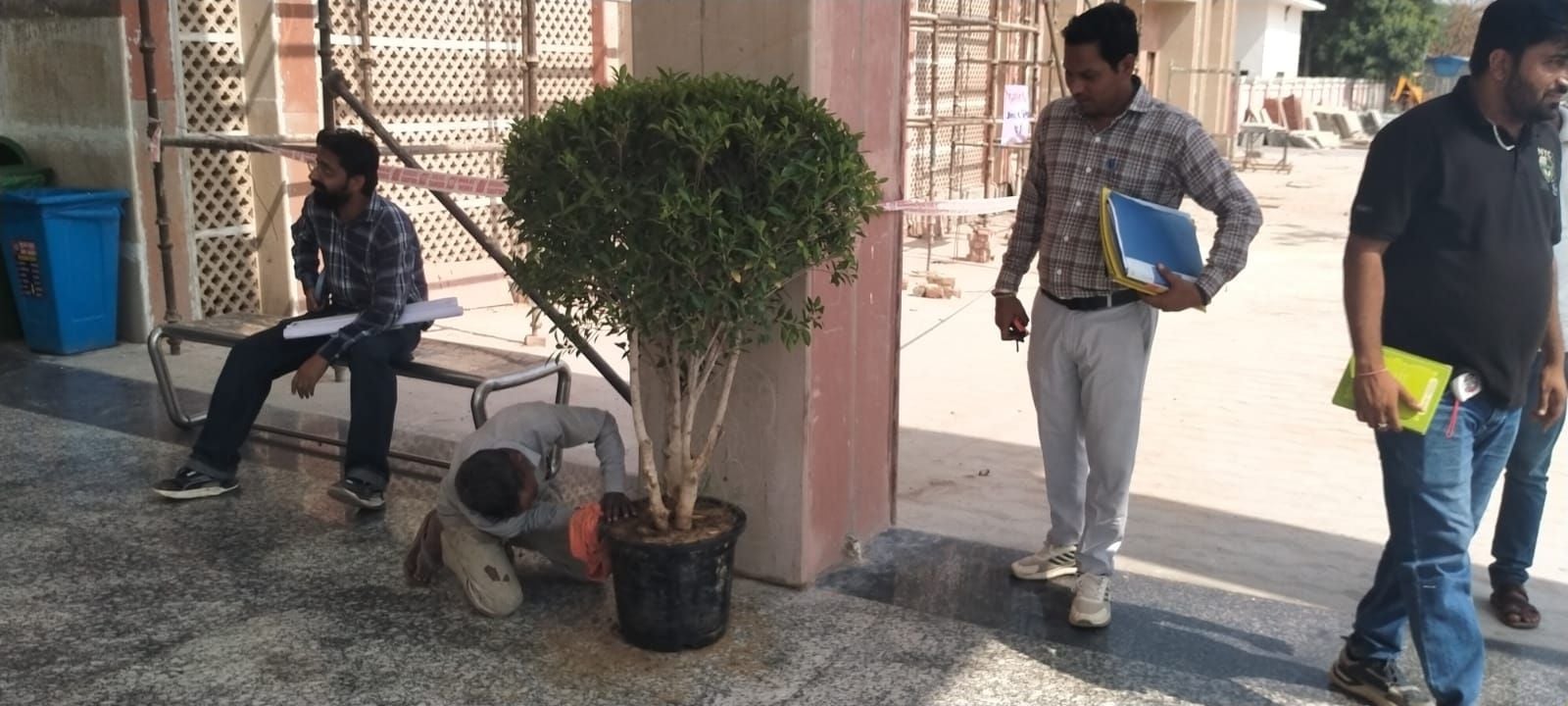 फोटो संख्या:62- रेलवे स्टेशन पर  निरीक्षण के दौरान ड्राइंग देखते डीआरएम गौरव गोविल--संवाद
